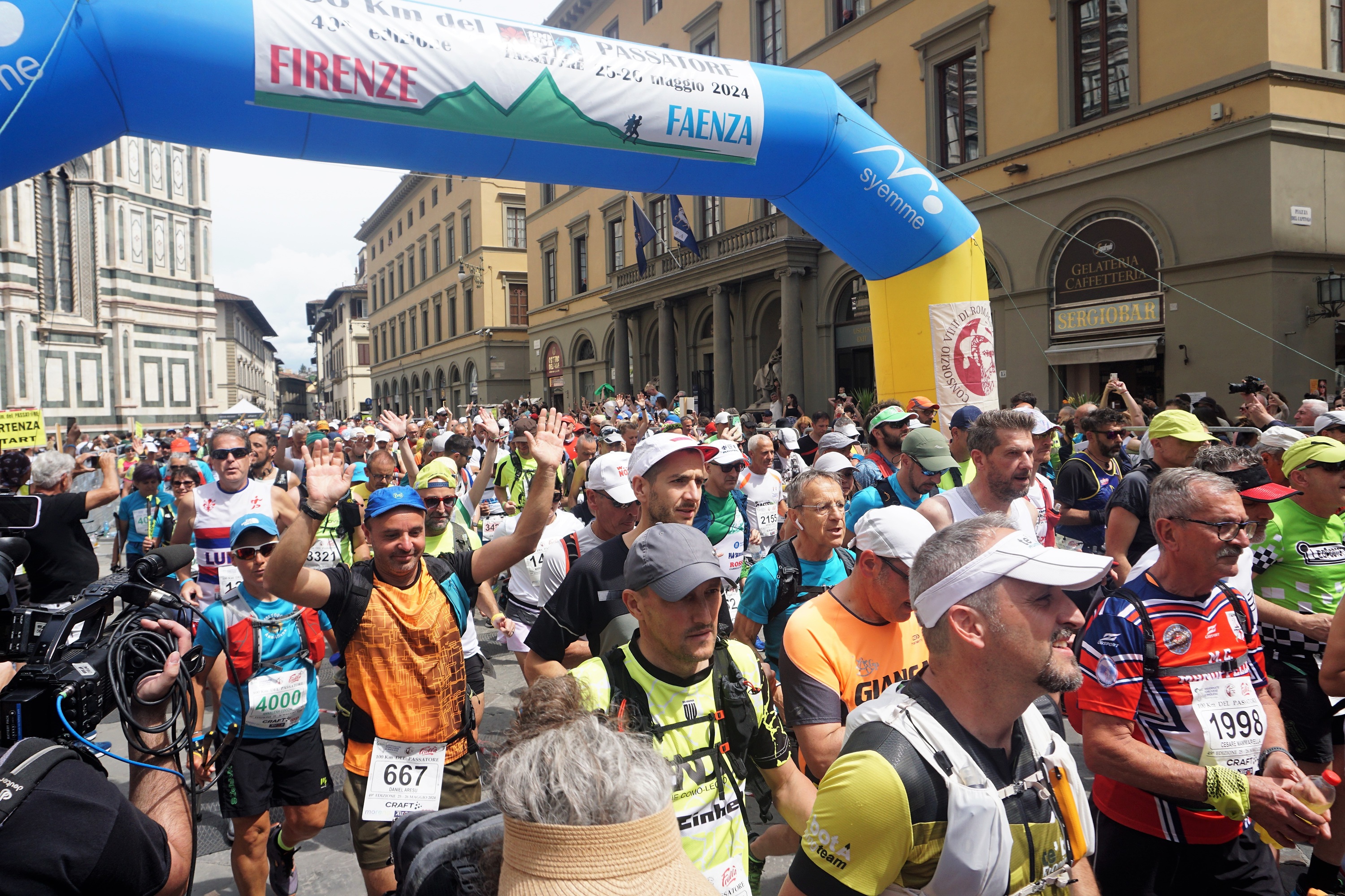 La partenza da Piazza Duomo a Firenze