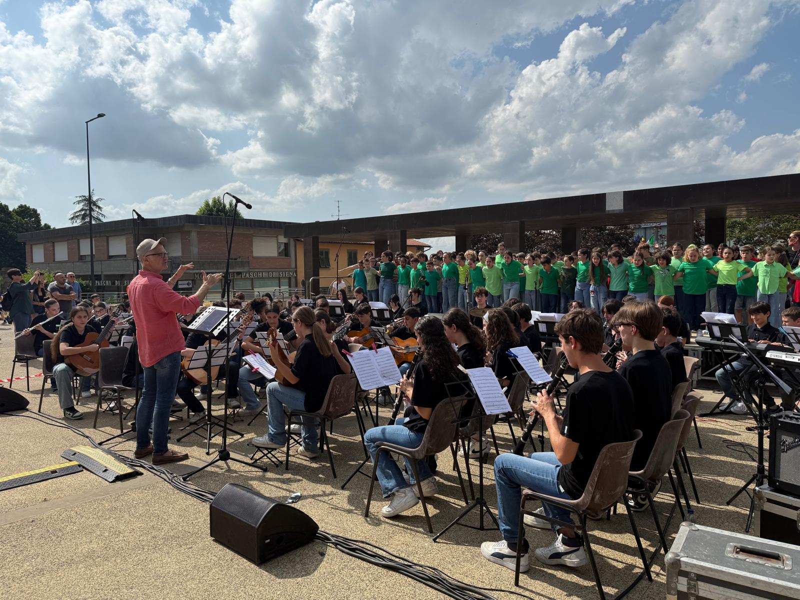 utti i colori e… le note della scuola nella festa di fine anno in piazza Matteotti (Fotne foto Comune di Barberino Tavarnelle)
