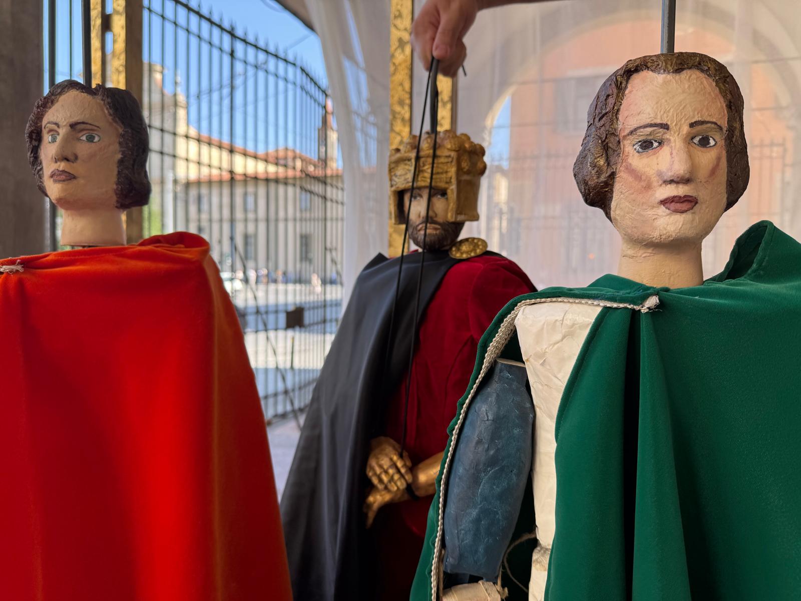 Marionette raffiguranti San Giovanni, Console Flavio Gallicano e San Paolo, realizzate dalle studentesse e dagli studenti del corso di Teatro di figura  (fonte foto comunicato stampa)