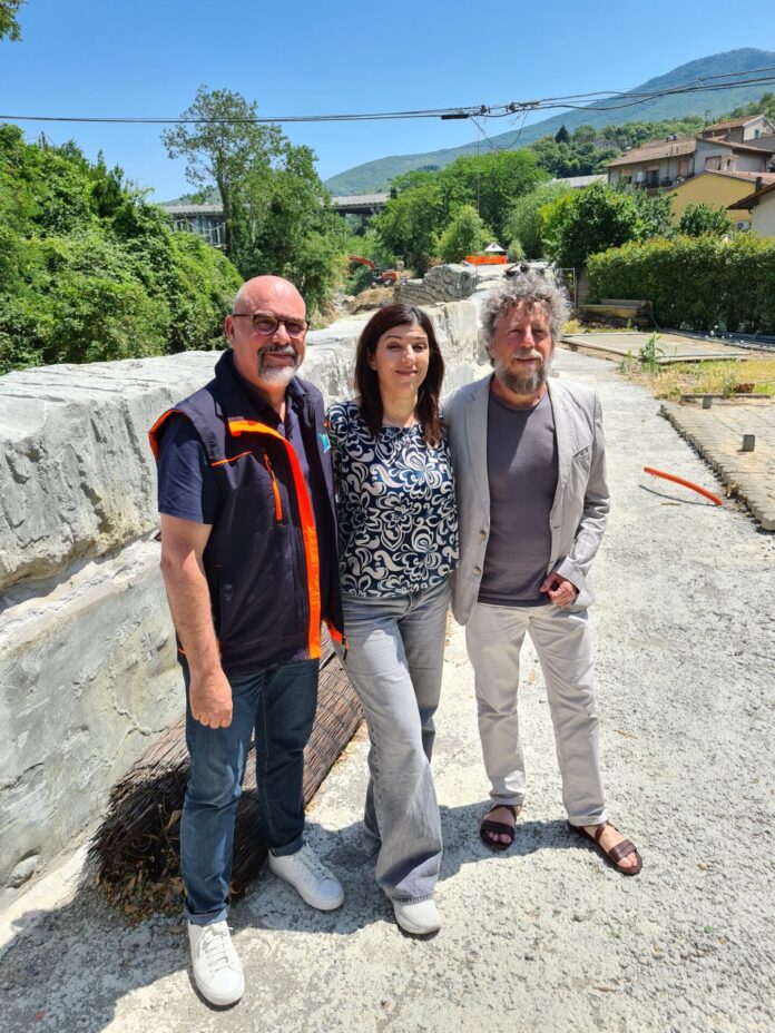 Il presidente CBMV Paolo Masetti, L'assessora Monni e il sindaco  Giuseppe Carovani (Foto da comunicato Consorzio di Bonifica Medio Valdarno)