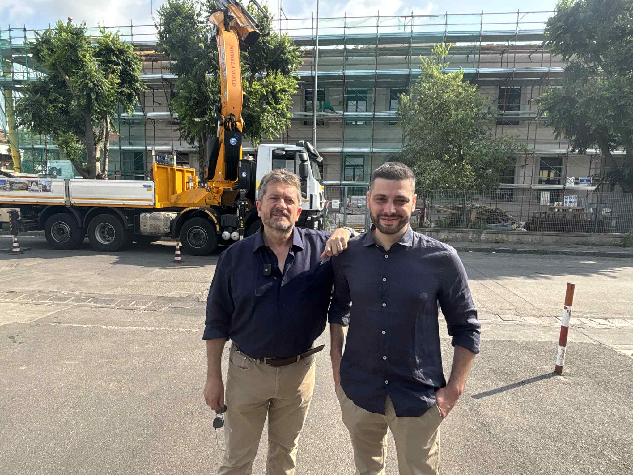 Assessore Andrea Di Natale con il sindaco Fossi davanti alla scuola Ciampi (Fonte foto Comune di Signa)