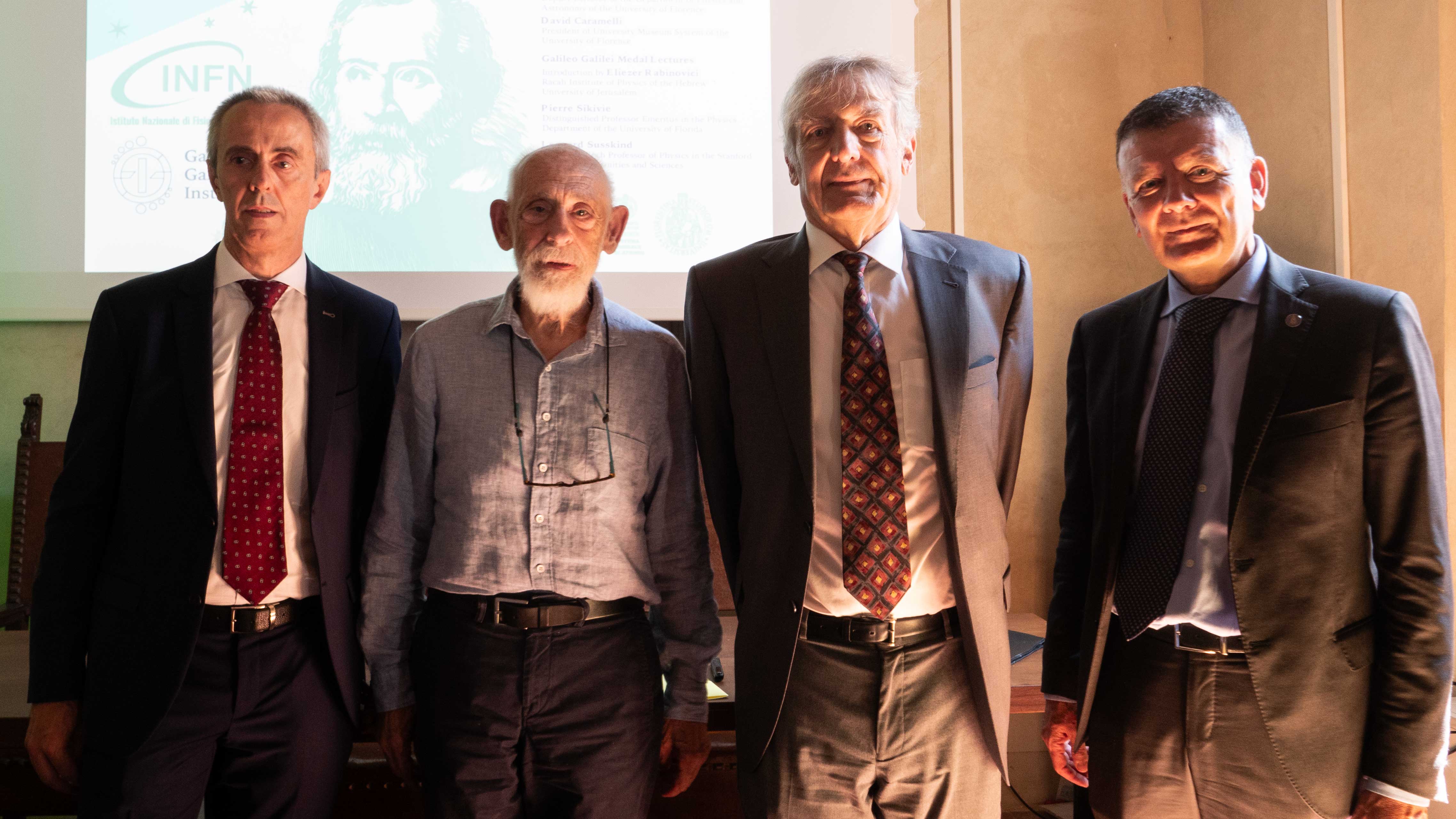 da sinistra a destra: Fulvio Piccinini - direttore del GGI-INFN, Leonard Susskind e Pierre Sikivie - Medaglia Galileo Galilei 2025,  Marco Pierini - prorettore al trasferimento tecnologico dell’Università di Firenze (fonte foto comunicato stampa)
