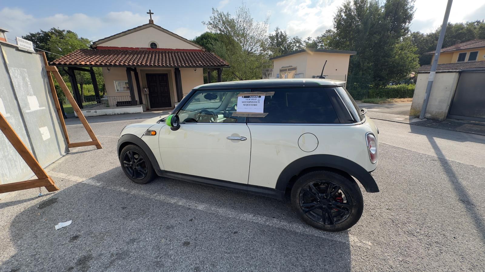 L'auto abbandonata a Pinete