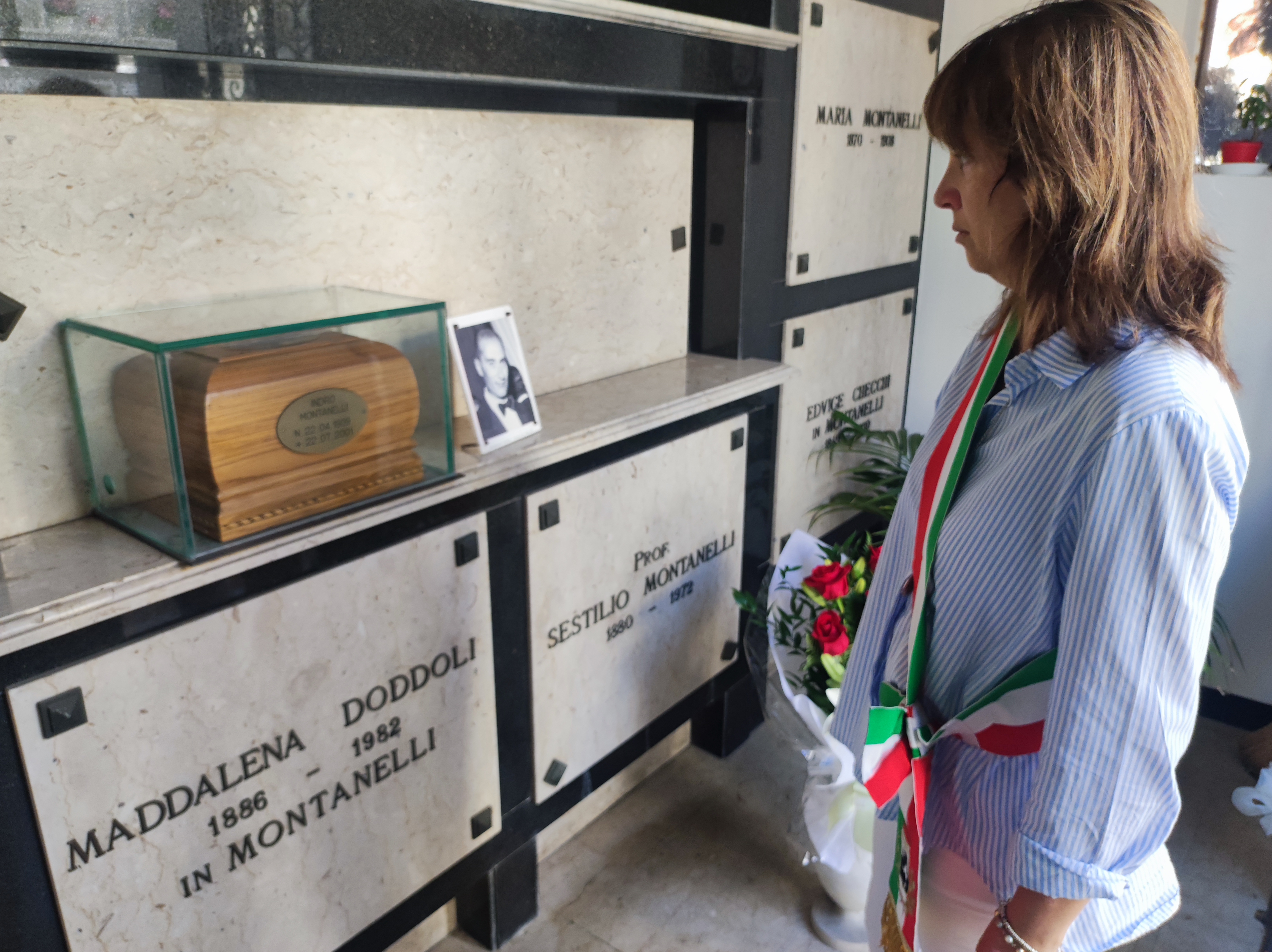 La sindaca Emma Donnini depone un mazzo di fiori per Indro Montanelli