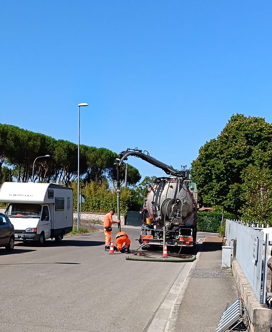 I tecnici impegnati negli interventi idraulici in zona Seccatoi a Fucecchio 