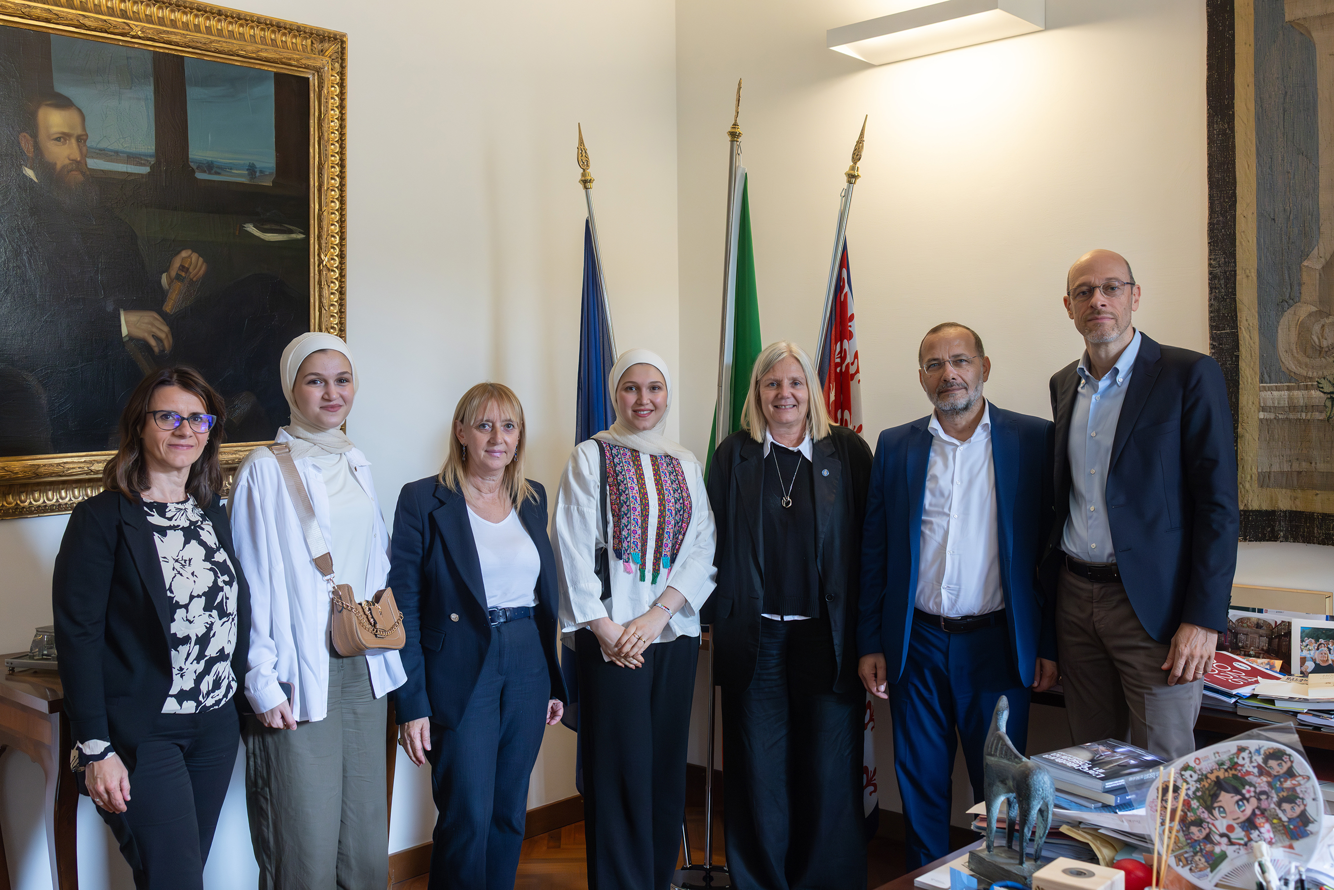 Le due studentesse palestinesi, Simona Geli (Centro La Pira) Maria Paola Monaco Unifi, Alessandra Petrucci (rettrice dell’Università di Firenze) Izzedin Elzir (Imam di Firenze) e Marco Salvatori (Centro La Pira)