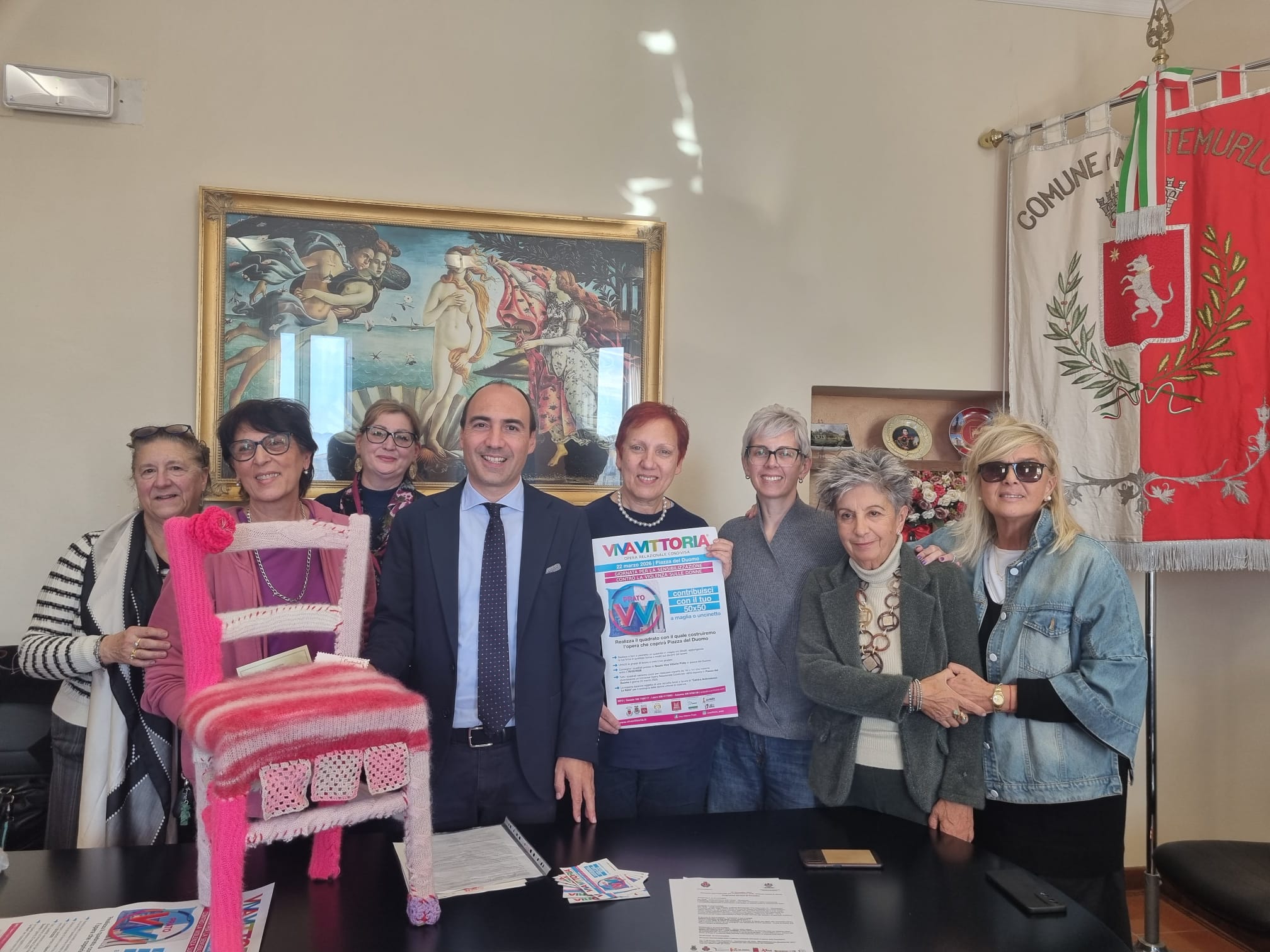 Nella foto la sedia da balia rivestita con lana e fili rossi dalle donne dell'associazione Il Capitombolo, che sarà esposta il prossimo 25 novembre in occasione della Giornata contro la violenza sulle donne