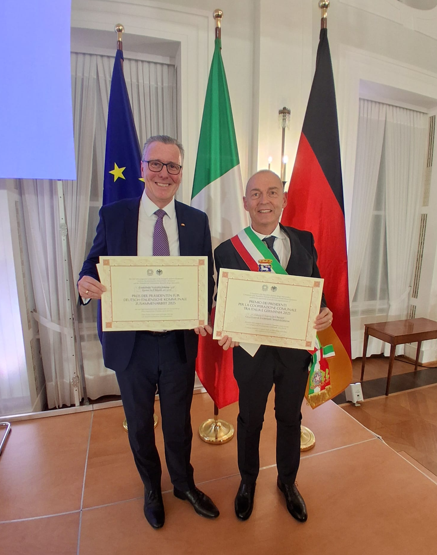 Il sindaco Paolo Sottani ha ricevuto un premio dal Presidente Mattarella e dal presidente della Repubblica federale Steinmeier per il gemellaggio trentennale con la comunità di Veitshöchheim