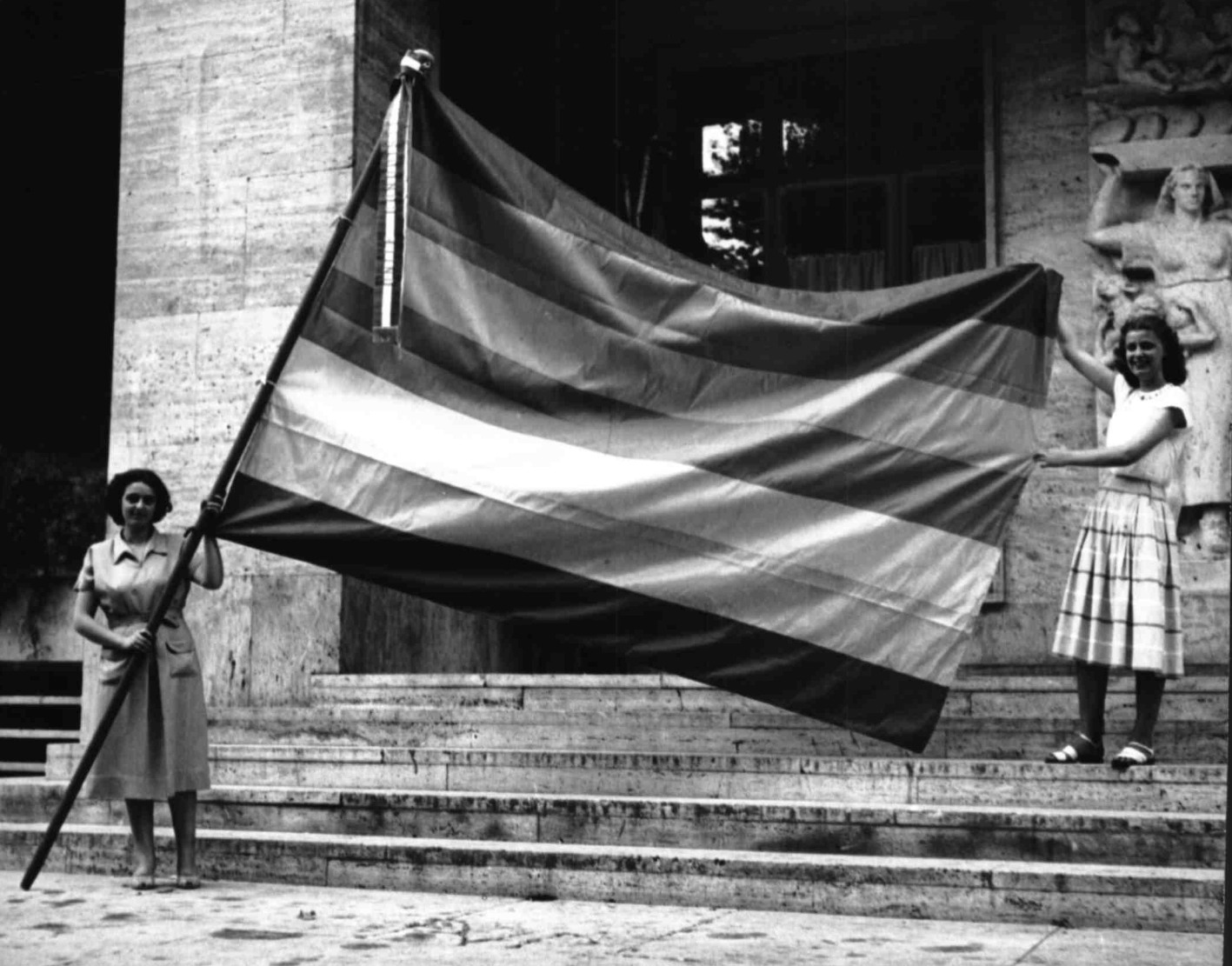 Donne con bandiere della pace davanti sede Cgil di Roma anni ’50 pic (fonte foto comunicato stampa)