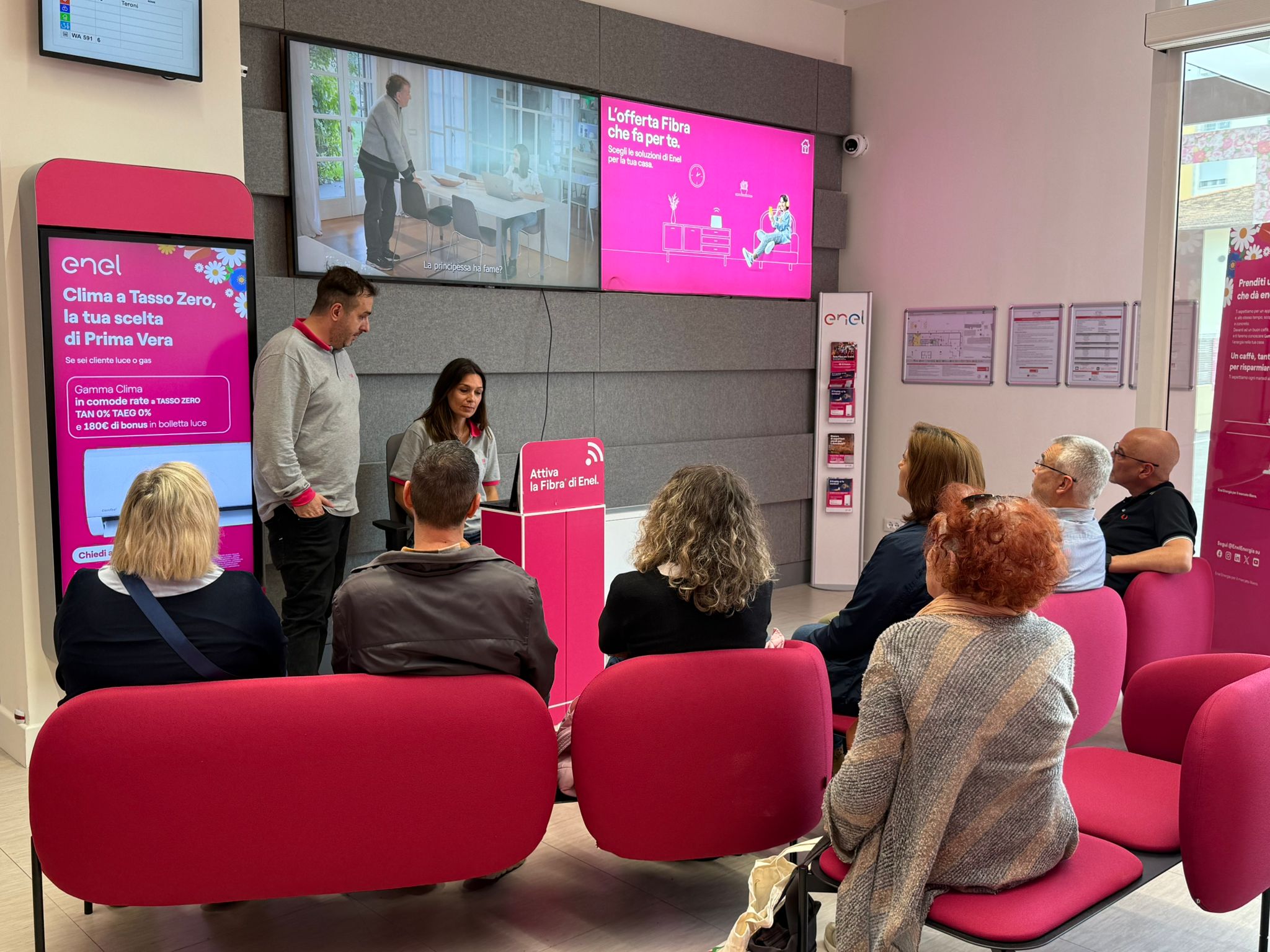 Enel e Carabinieri spiegano come prevenire le truppe sui contratti luce