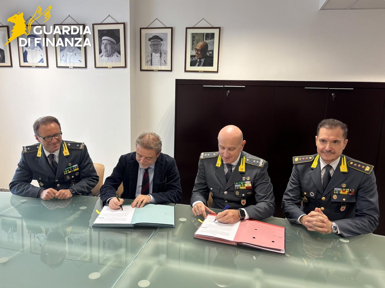La sottoscrizione del memorandum (Fonte foto sala stampa Guardia di Finanza)