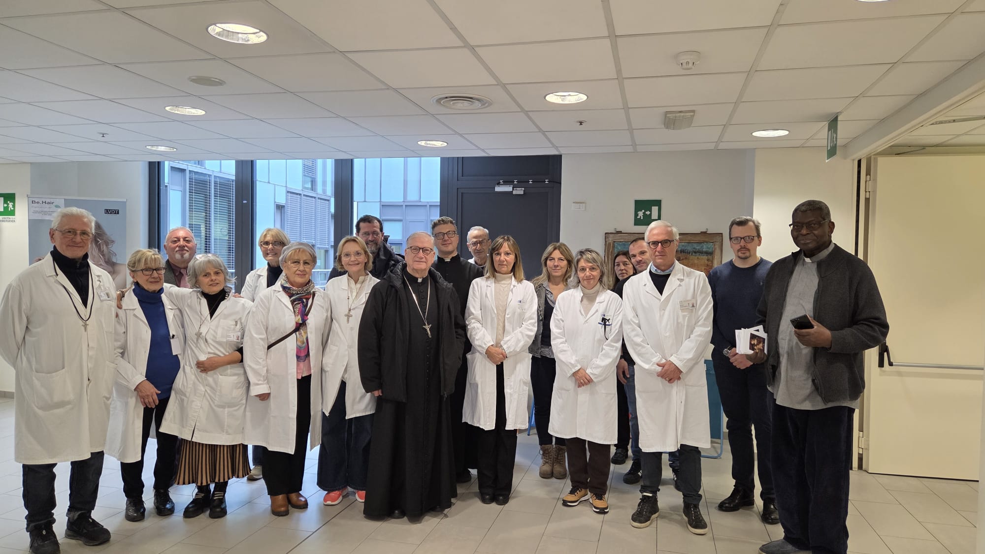 foto con personale sanitario e al centro dott.ssa Di Renzo e Mons. Tardelli (fonte foto comunicato stampa)