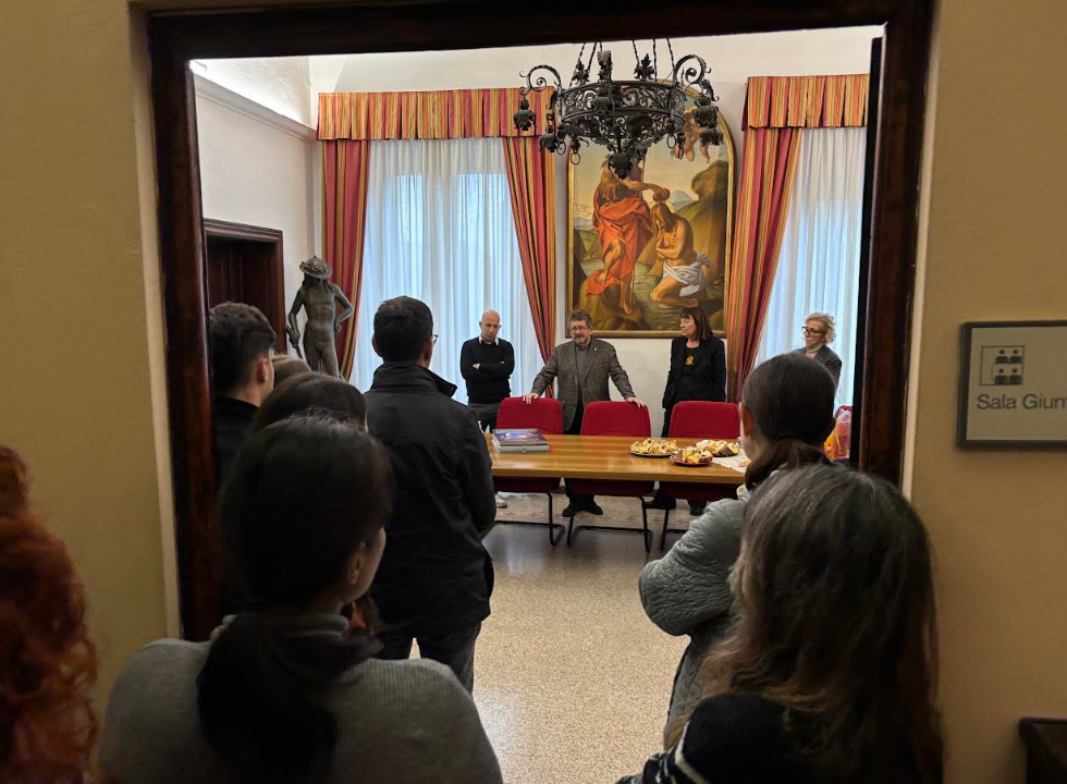 Lo scambio di auguri con i dipendenti (Fonte foto Comune di Signa)