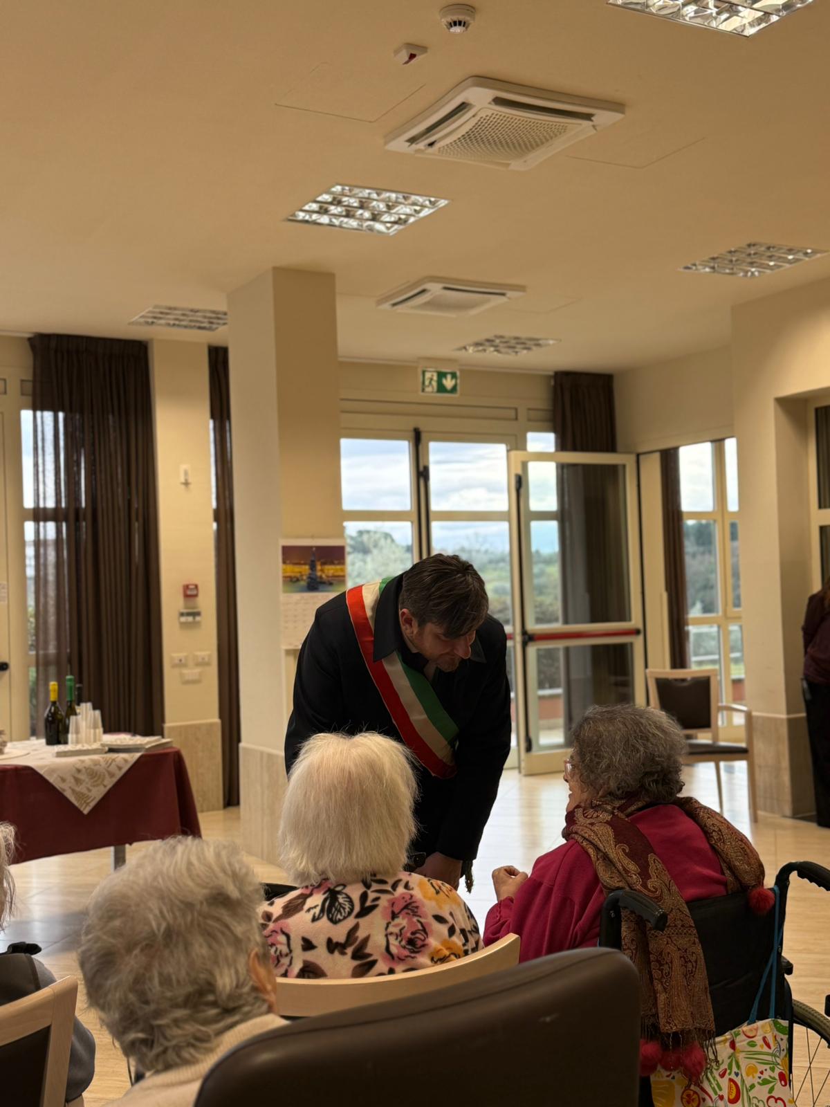 Il sindaco Roberto Ciappi festeggia con gli ultranovantenni della Rsa Villa San Martino (Fonte foto Comune di San Casciano in Val di Pesa)