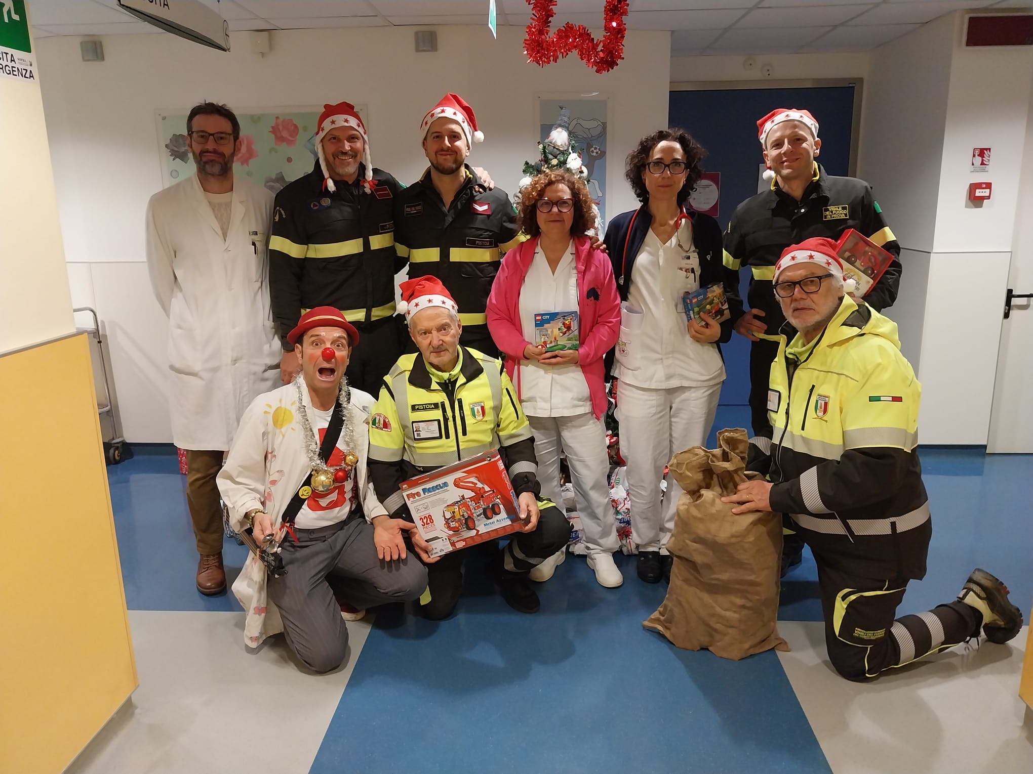 La donazione dei Vigili del Fuoco (Fonte foto Ausl Toscana Centro)