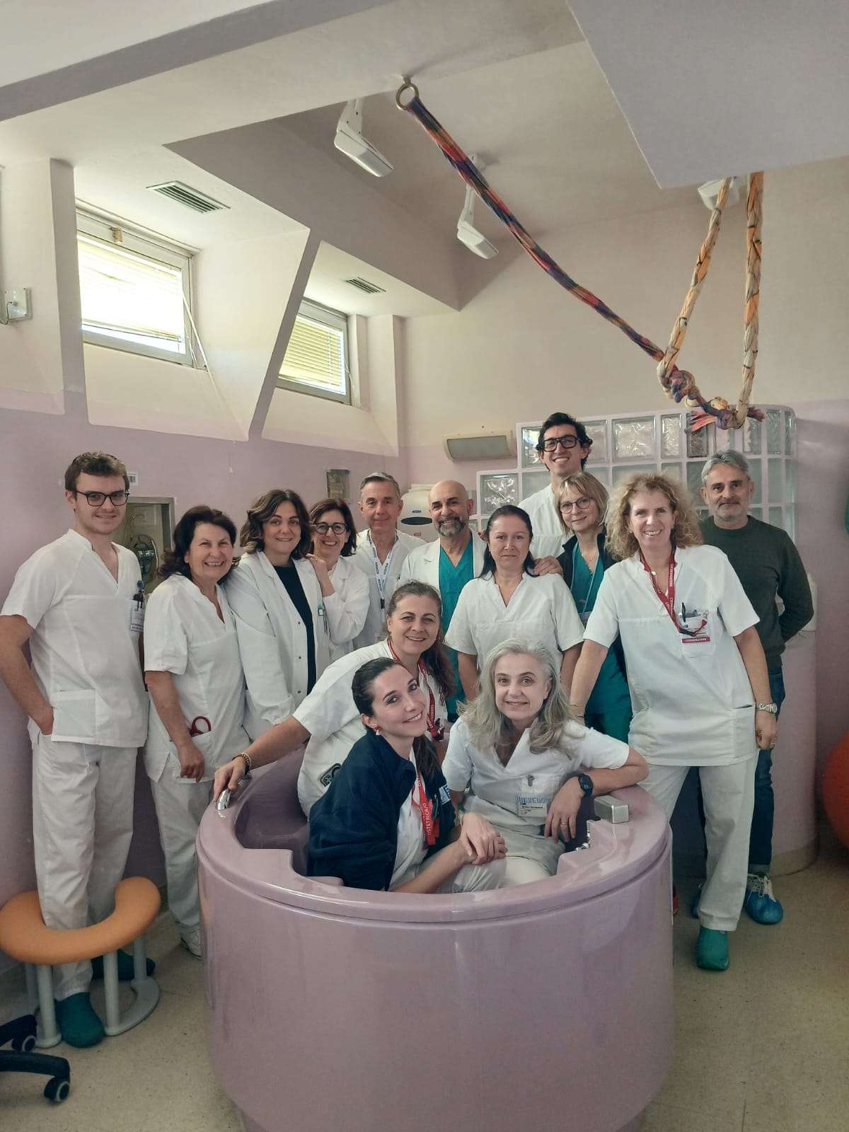 In foto In foto il personale del reparto con il direttore, il dott. Marco Giusti (Fonte foto Ausl Toscana Centro)