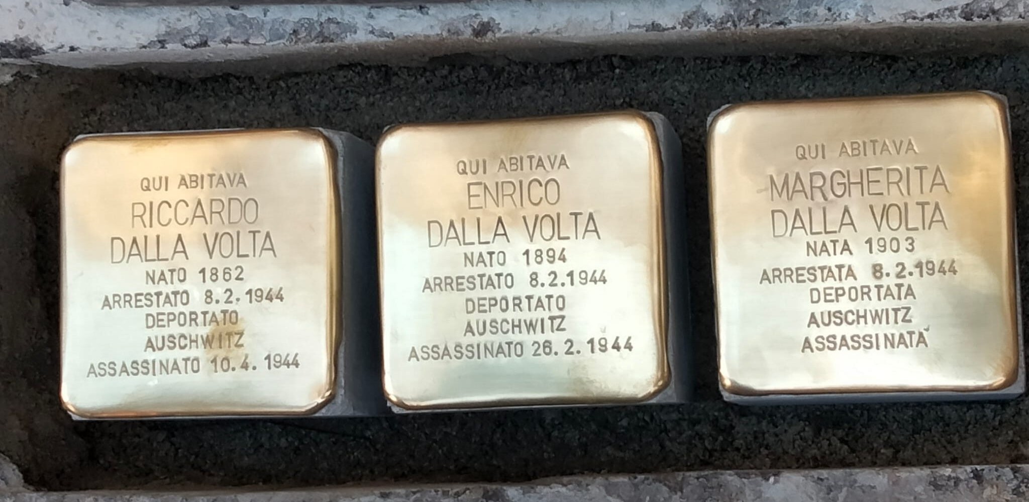 Nella foto allegata, le pietre d'inciampo in via Leone X dedicate a Riccardo Dalla Volta e ai figli Enrico e Margherita