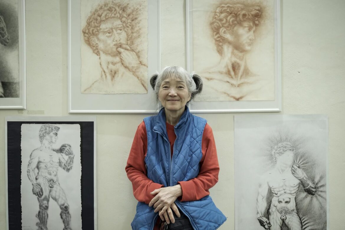 Mei Suk Leung con i suoi disegni (Fonte foto Il Girasole)