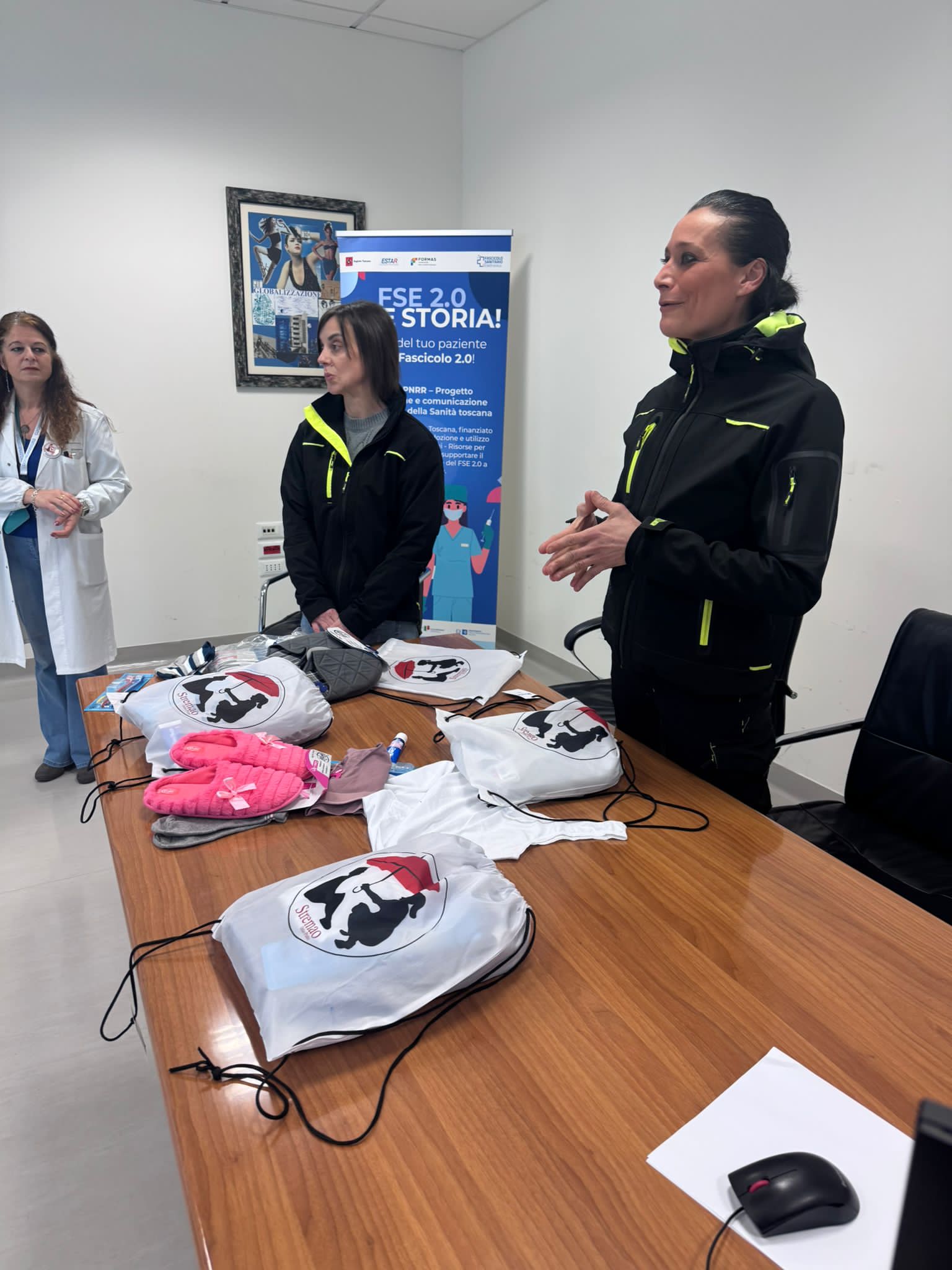 La presidente di Stremao alla consegna dei kit (fonte foto comunicato stampa)