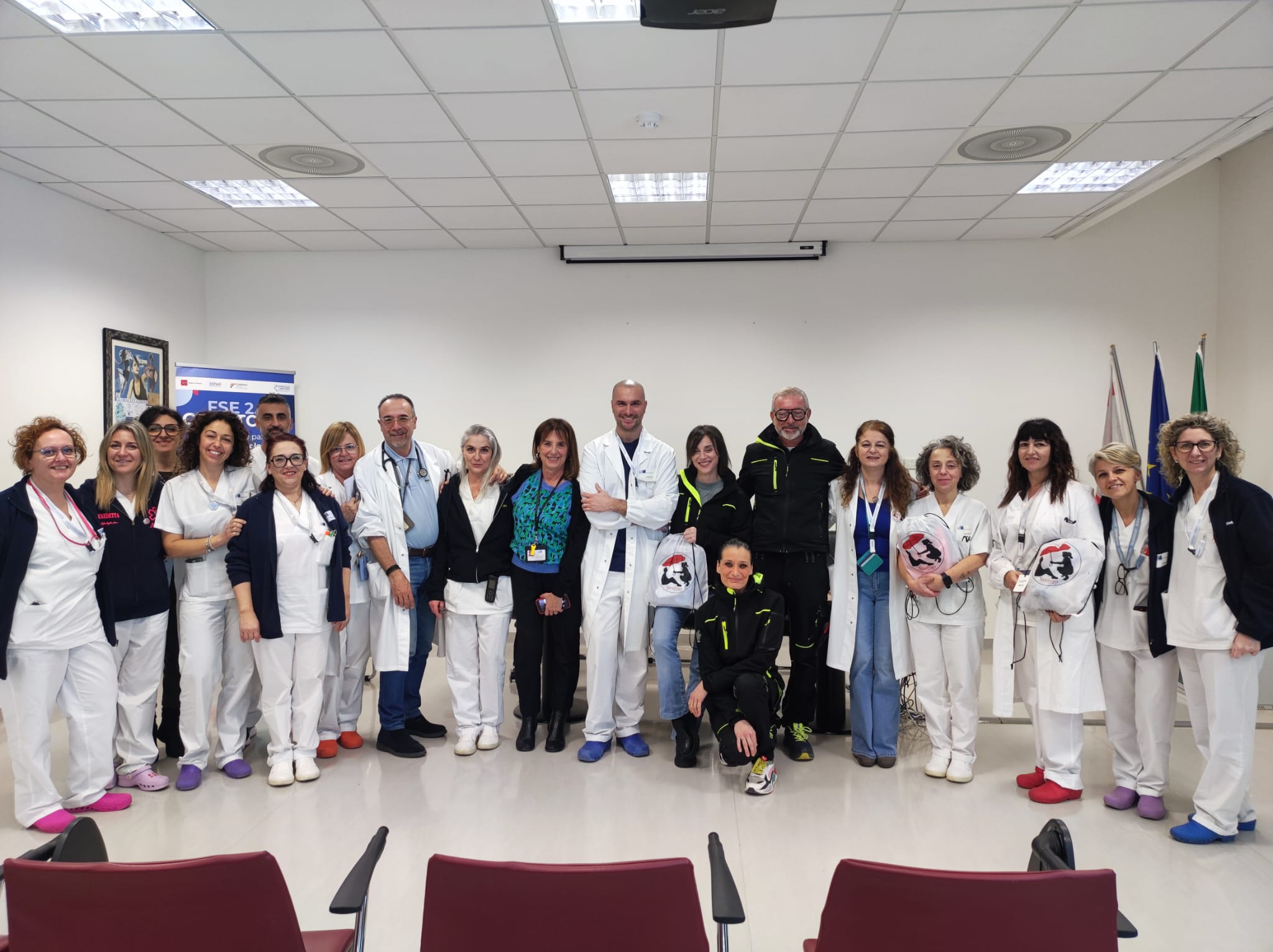 Foto di gruppo con la Direttrice Maria Teresa Mechi - al centro (fonte foto comunicato stampa)
