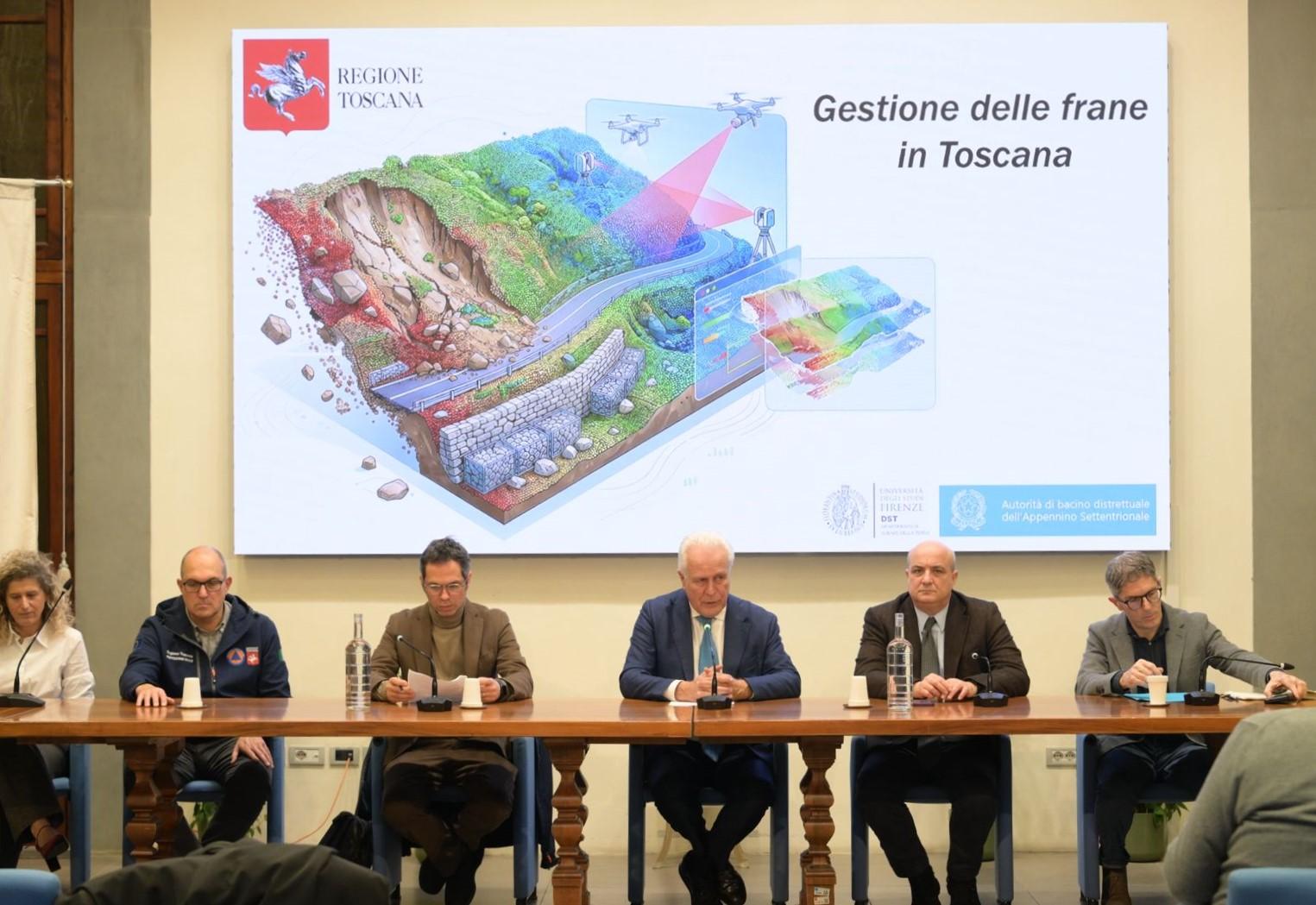 Il presidente Giani nel corso della conferenza stampa a Palazzo Strozzi Sacrati con Casagli e Sulli (a destra) e Massini (a sinistra) (fonte foto comunicato stampa)