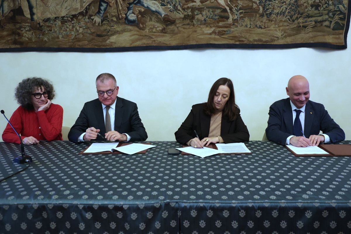 Un momento della firma del protocollo (foto Antonello Serino - Met Ufficio Stampa)