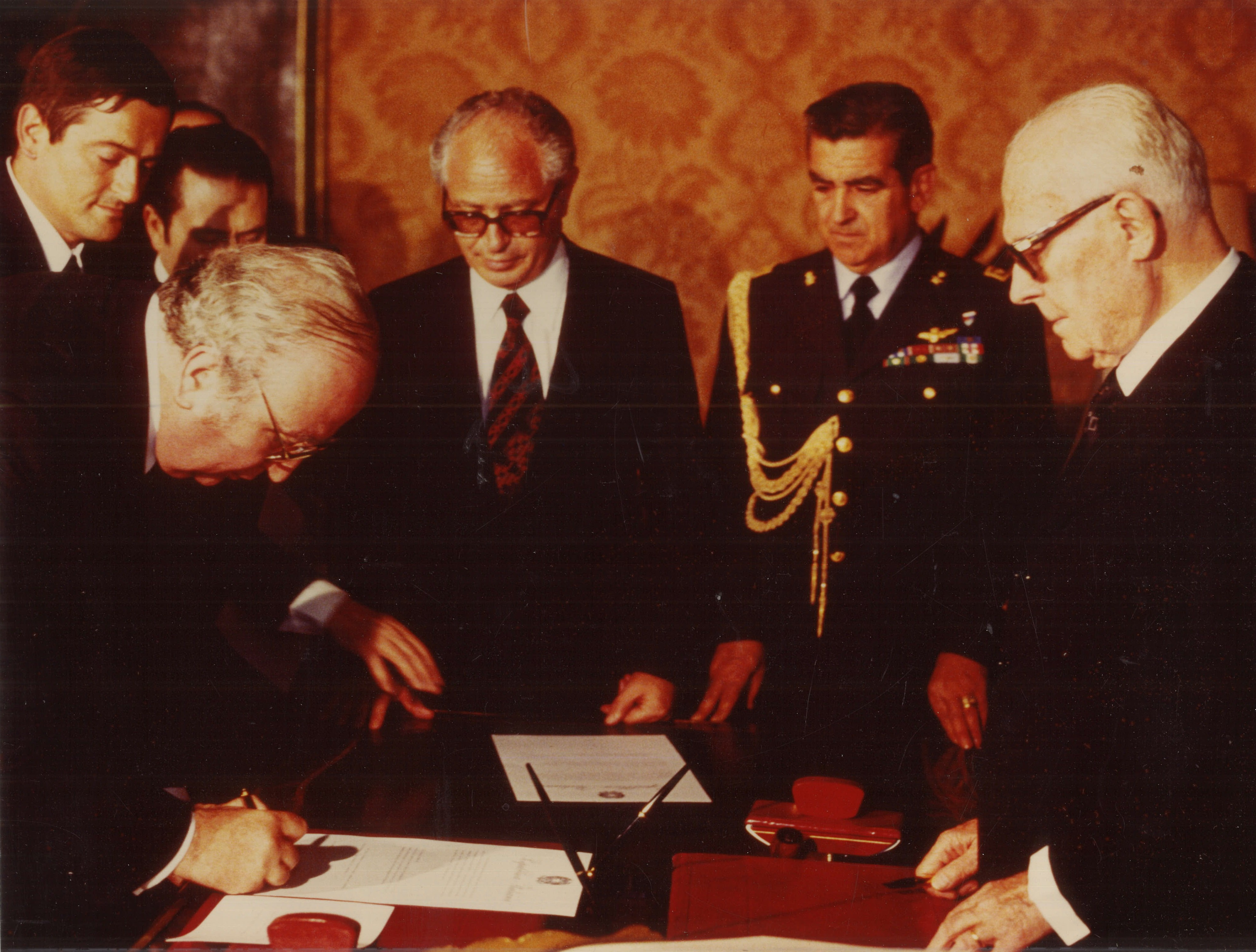 Giovanni Spadolini durante la firma del giuramento come presidente del Consiglio nel 1981, dinanzi al presidente della Repubblica Sandro Pertini (Fonte foto comunicato Fondazione Spadolini)