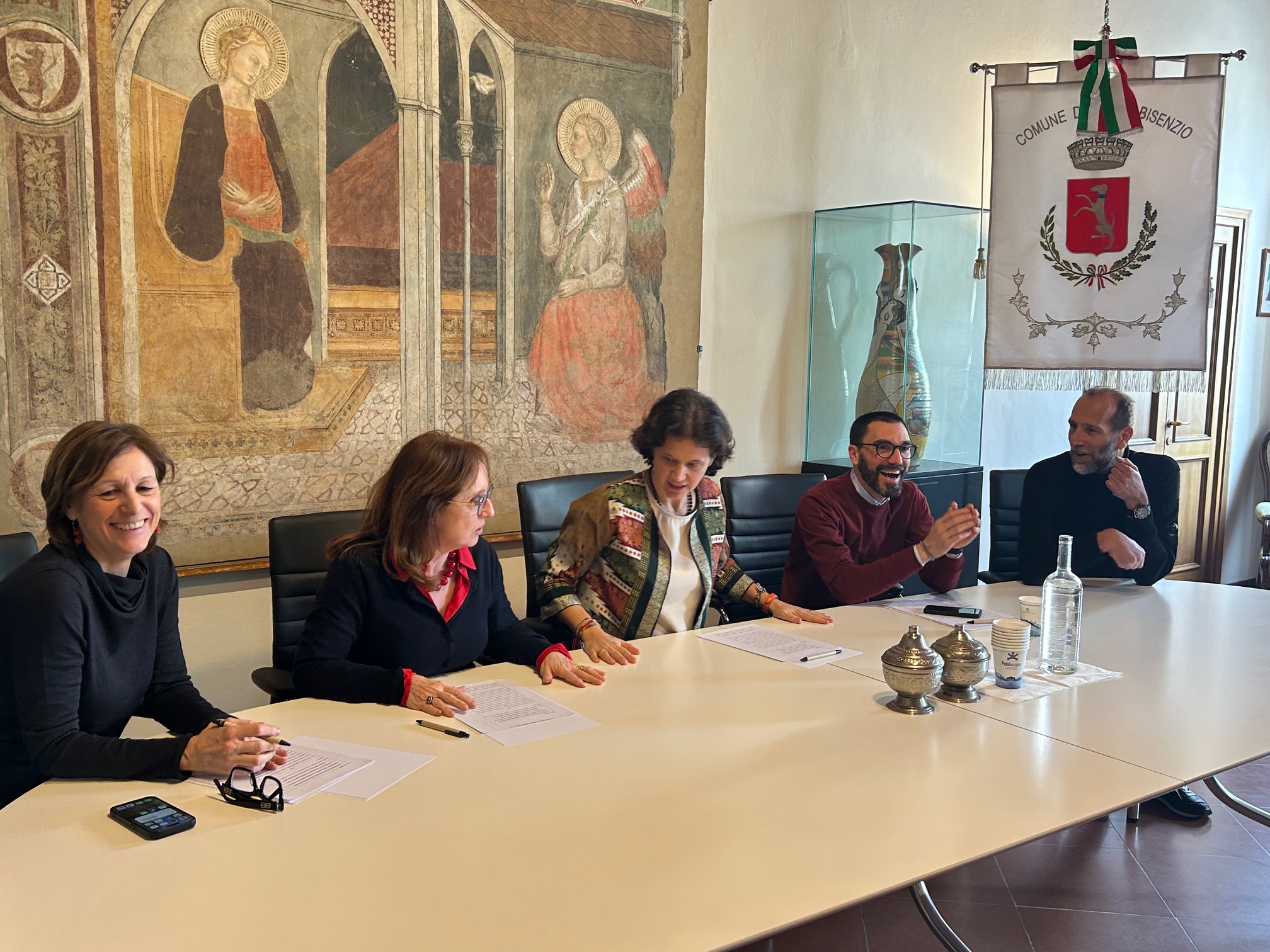 Un momento della firma (Fonte foto comunicato Il Girasole)