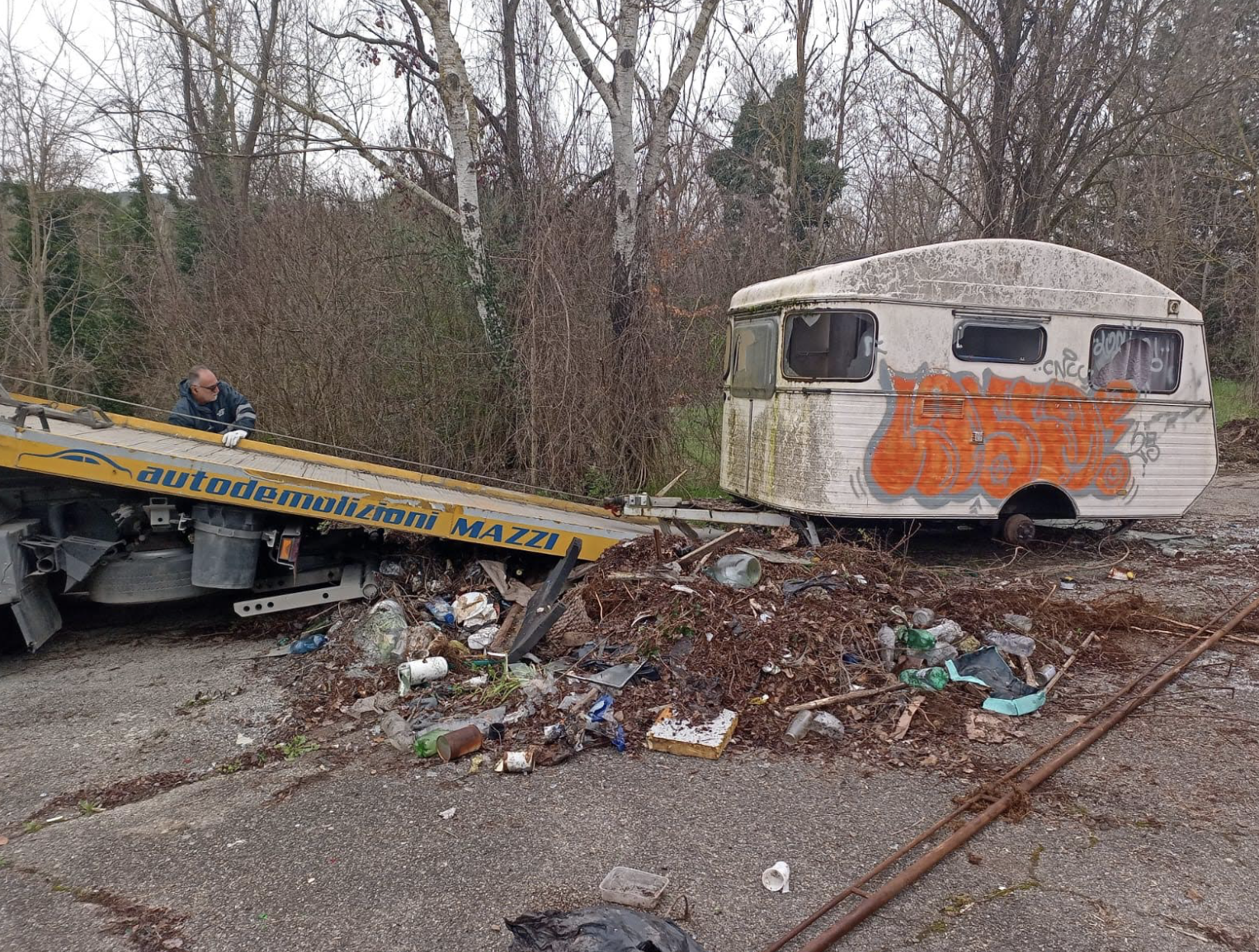 Degrado - rimozione mezzo abbandonato (Fonte foto comunicato Unione del Chianti Fiorentino)