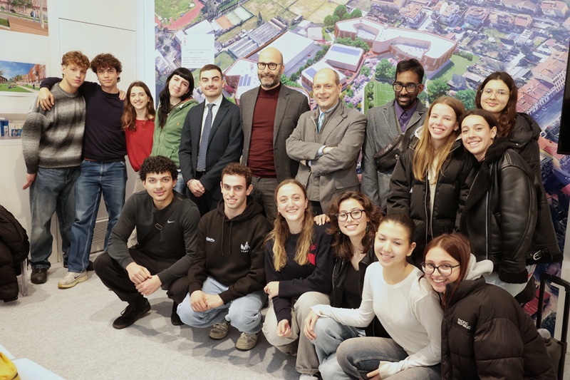 Consigliere Carlo Boni con i ragazzi del viaggio alla memoria (foto Antonello Serino - Met Ufficio Stampa)