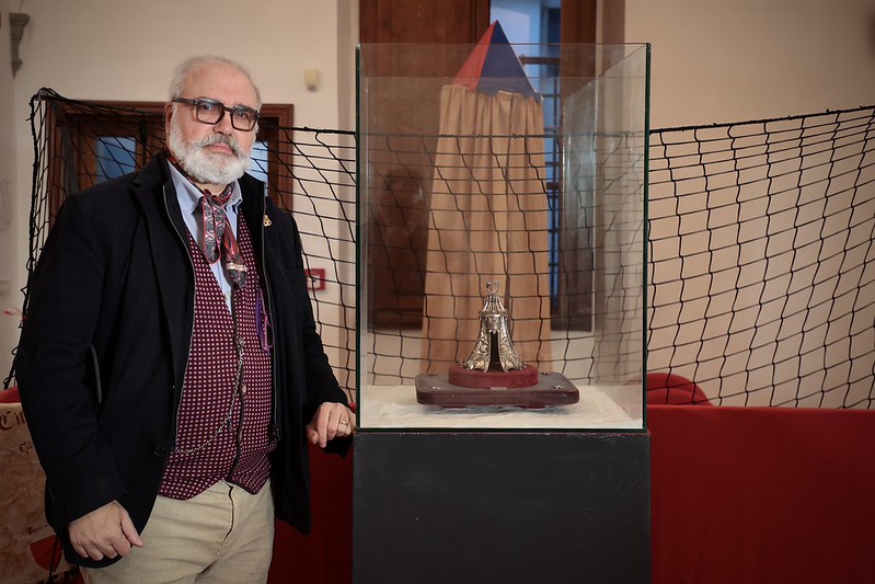 Paolo Penko con l’Anello dell’Alfiere vincitore in mostra nelle Sale Ginori di Palazzo Medici Riccardi (foto Antonello Serino - Met Ufficio Stampa)