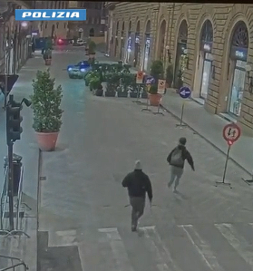 Rapinatori in fuga (fonte frame video Polizia di Stato)