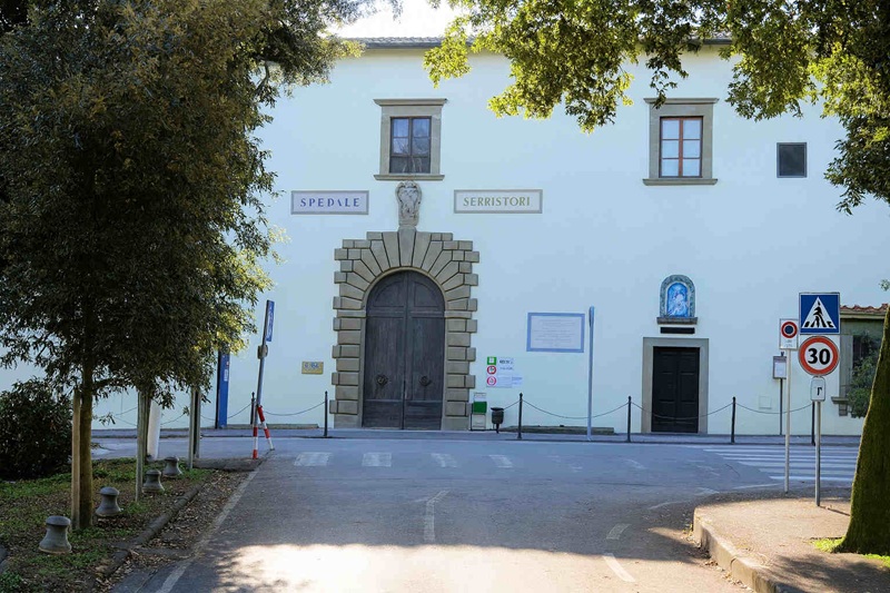 L'ingresso principale del Serristori (Fonte foto comunicato Asl Toscana Centro)