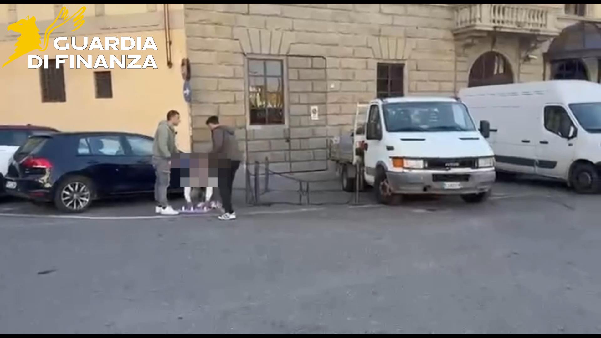 Guardia di Finanza a contrasto del 'gioco delle tre carte' (Fonte foto sala stampa GdiF