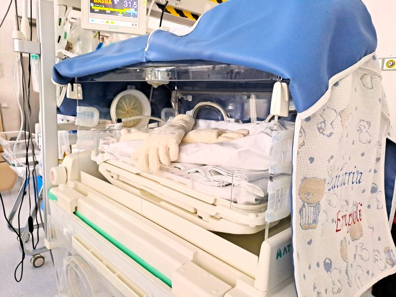 I guanti care in una incubatrice della Neonatologia (Fonte foto Ausl Toscana Centro)