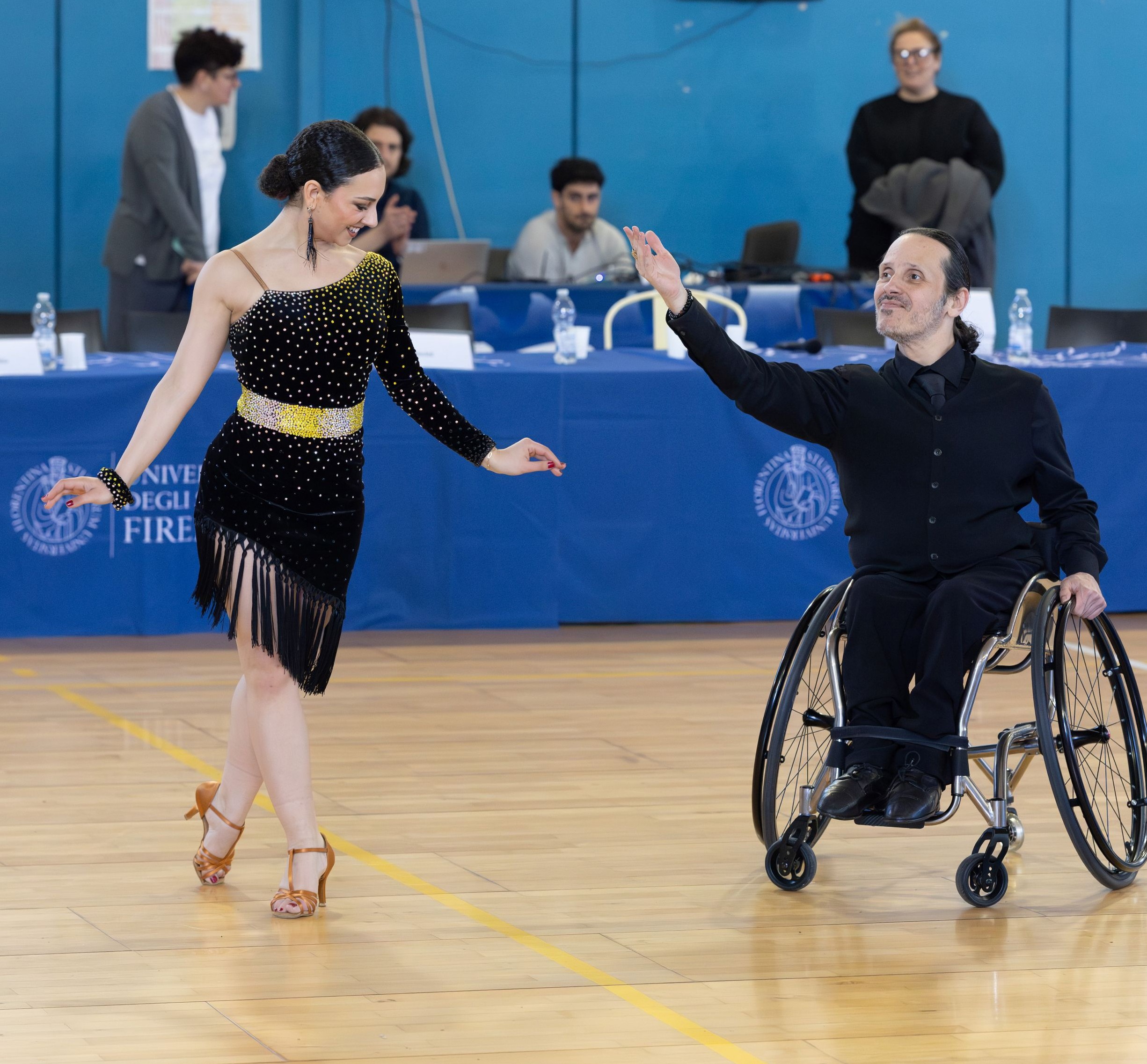 Un momento della Disability Week, l'esibizione di Leila Elderiny  ed Emilio Bargiacchi, atleti di danza sportiva paralimpica Wheelchair
