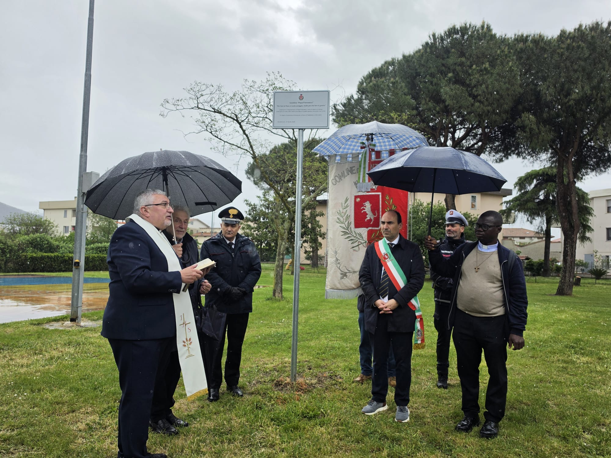 Intitolazione giardino a Papa Francesco (Fonte foto comunicato Comune di Montemurlo)