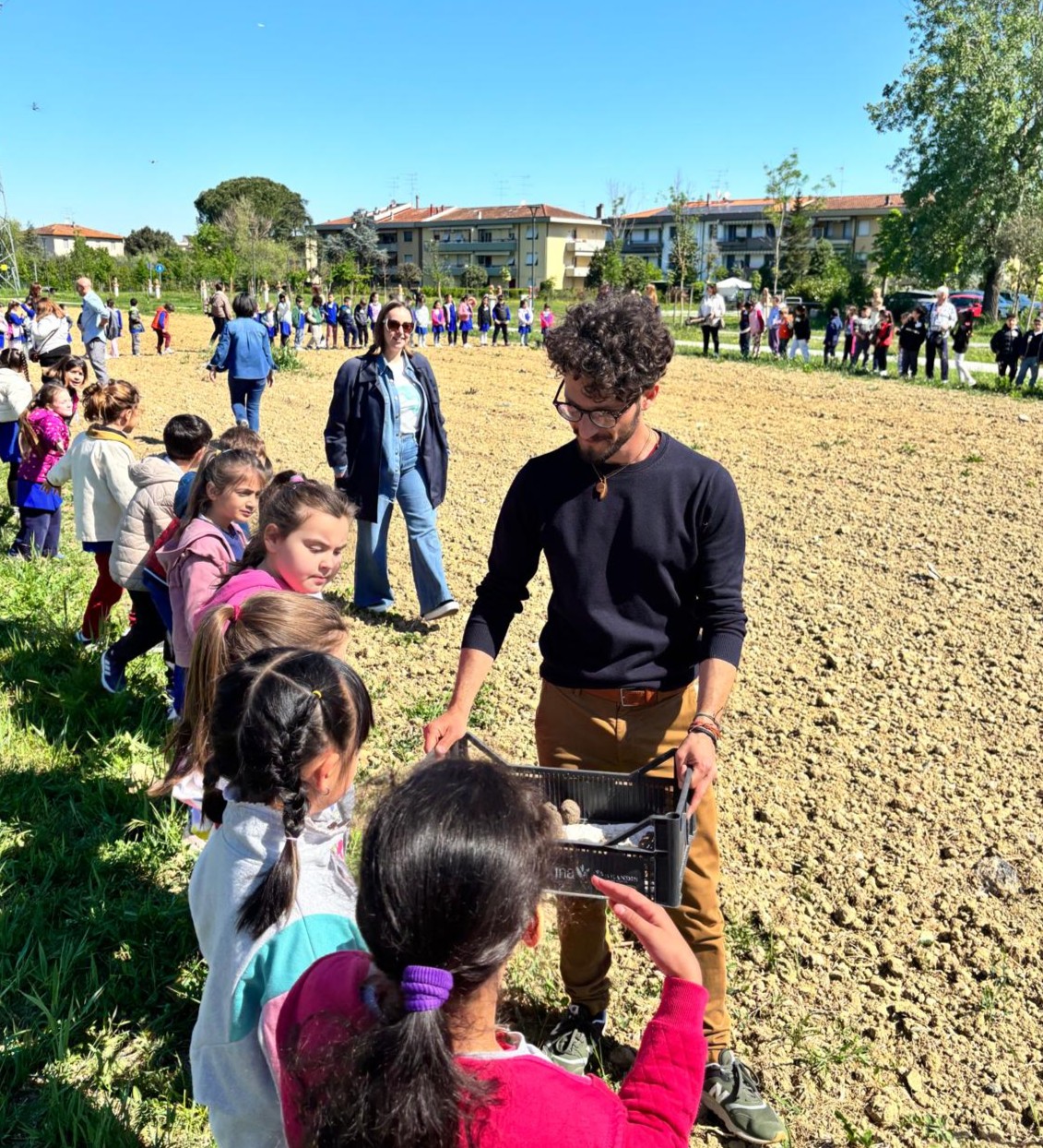 L'assessore Nunziata distribuisce le "bombe" di semi