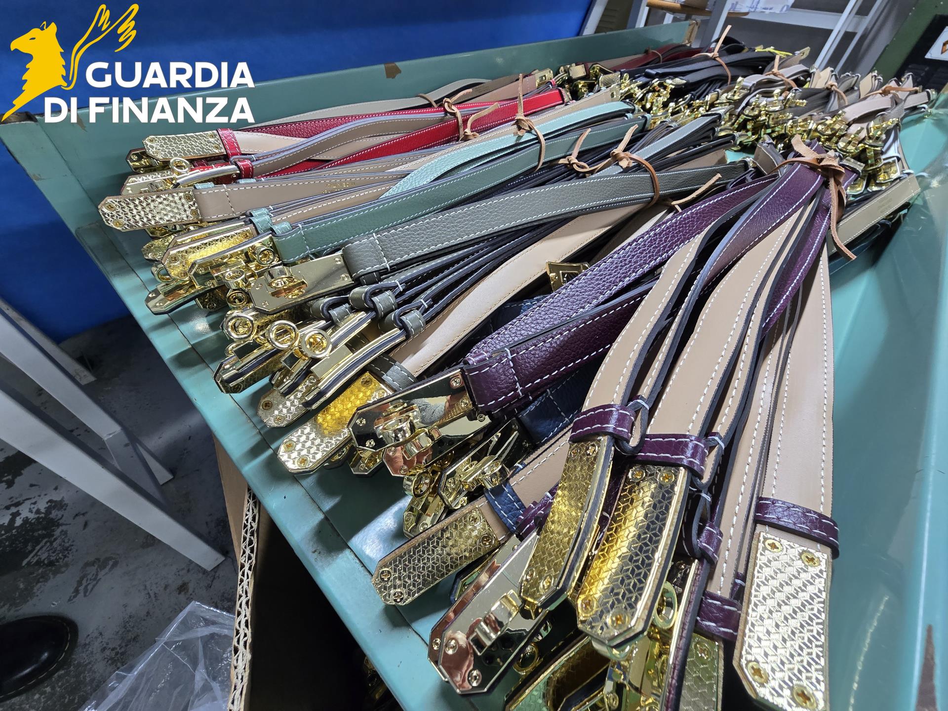 Alcuni articoli contraffatti (fonte foto sala stampa Guardia di Finanza)