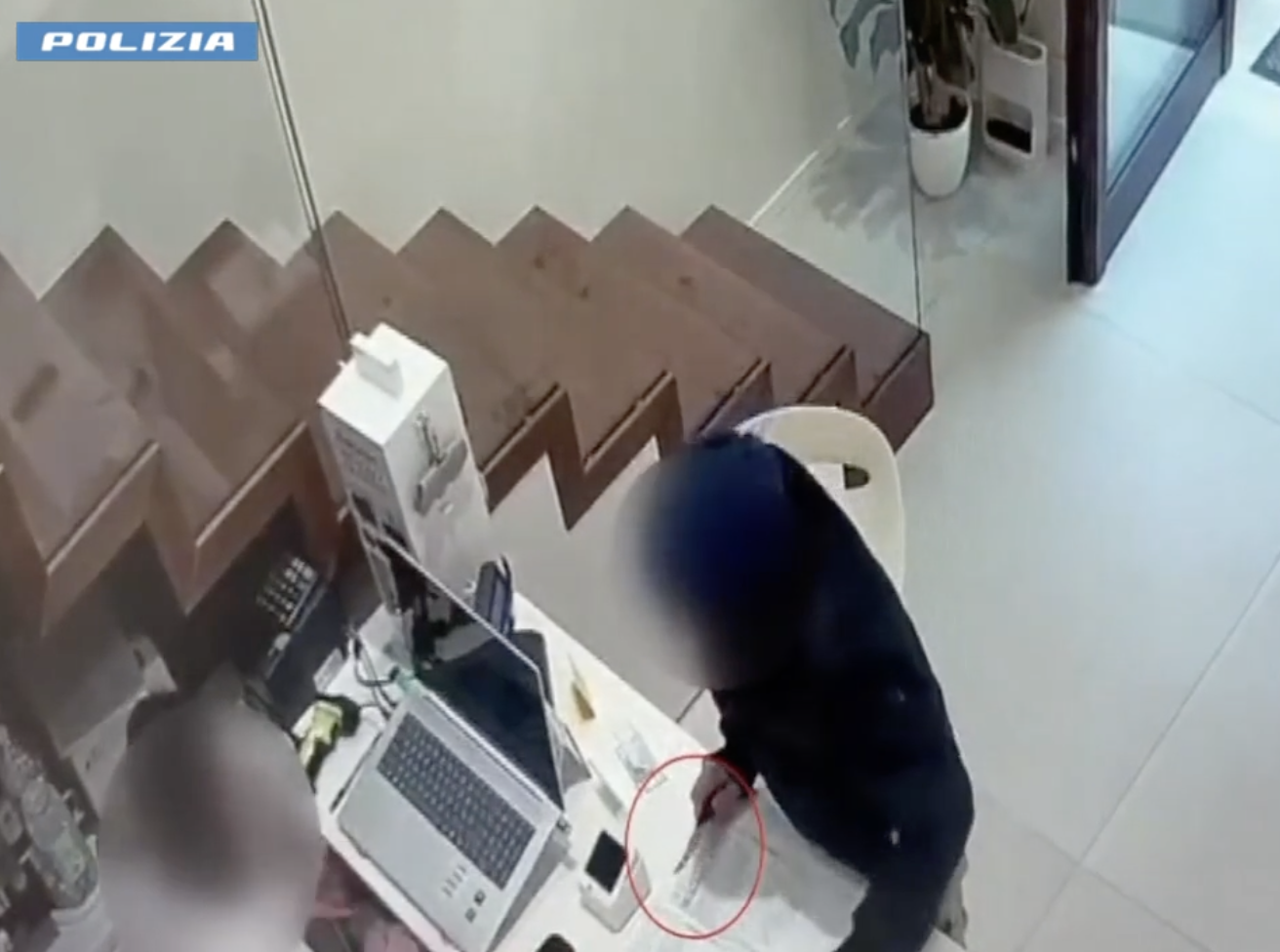 Il rapinatore con la lama (Frame da video Polizia di Stato)