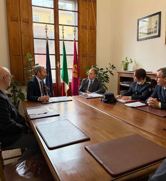 Un momento della firma (Fonte foto comunicato Polizia di Stato)