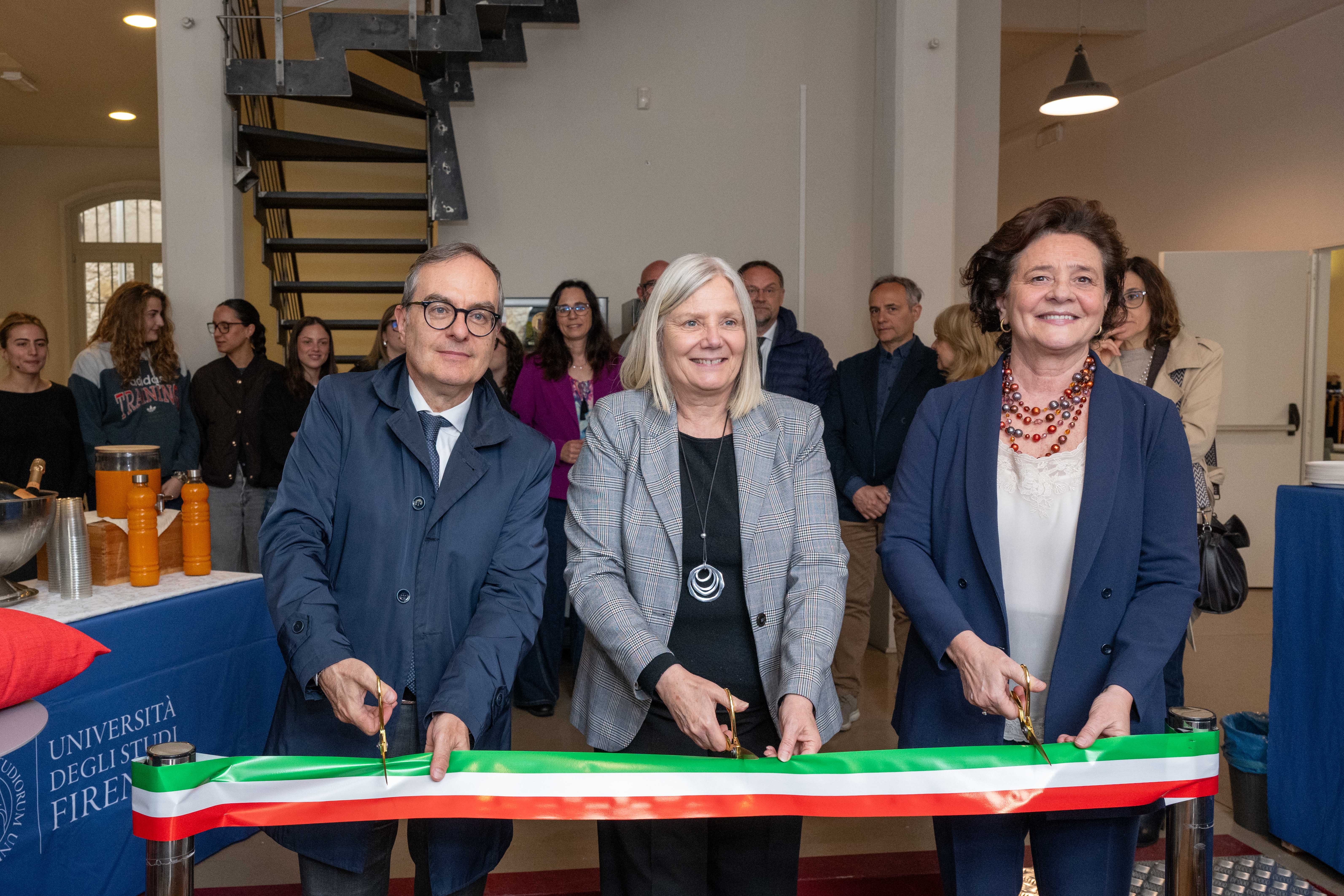 Il taglio del nastro (Foto da comunicato Fondazione PIN)