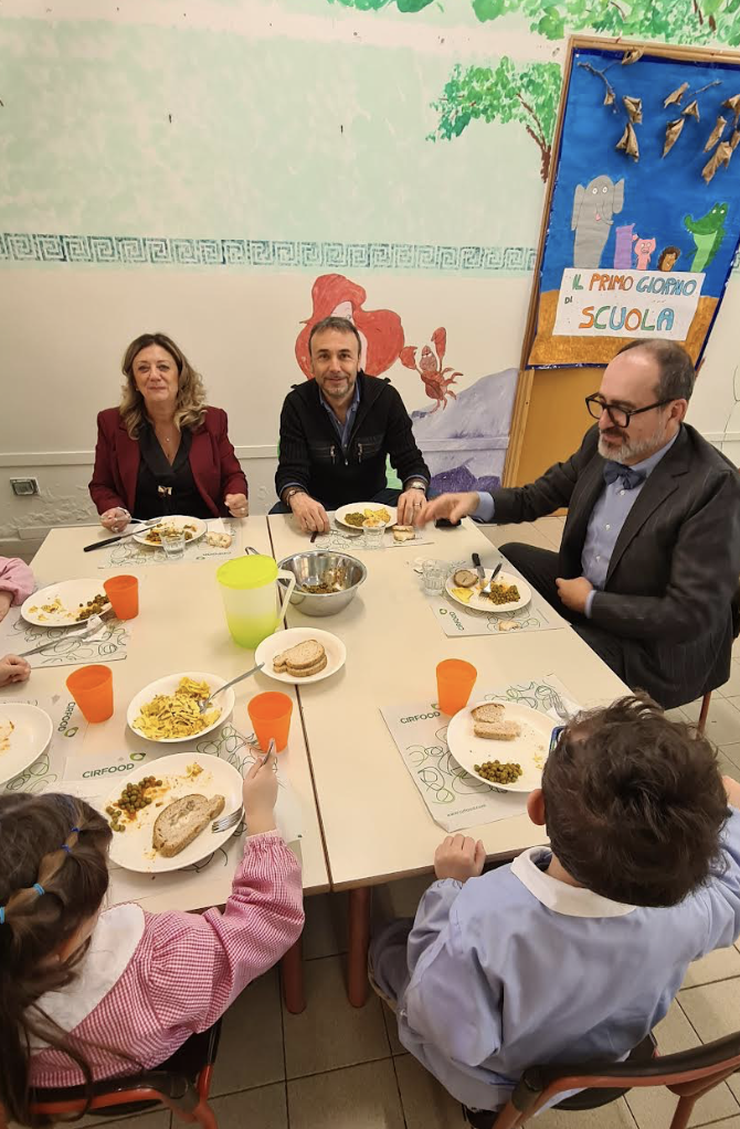  Il sindaco, l’assessore all’istruzione e la dirigente scolastica a pranzo con alunni e studenti di tre scuole del territorio (Fonte foto Comune di Lastra a Signa)
