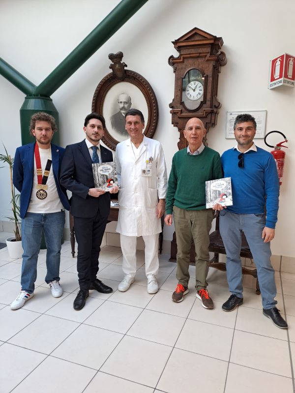 Donazione dei volumi nella sala dell'orologio al San Giuseppe di Empoli con i rappresentanti di Round Table 76, il professor Bernardini e dottor Carello (Fonte foto Ausl Toscana Centro)