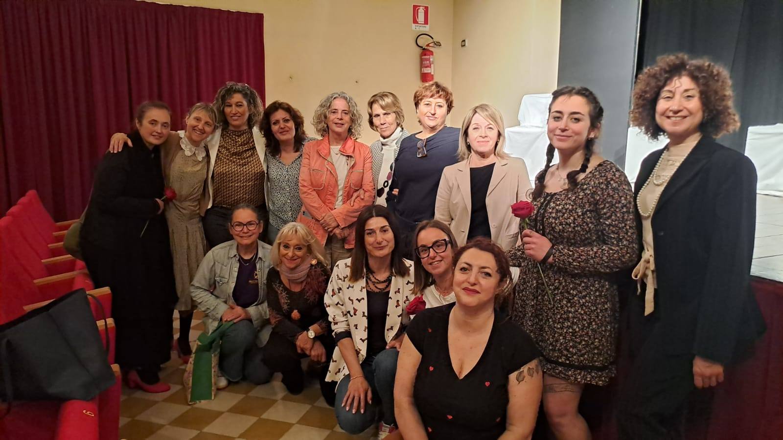 gruppo degli artisti e dei professionisti insieme all'Assessora Longaresi