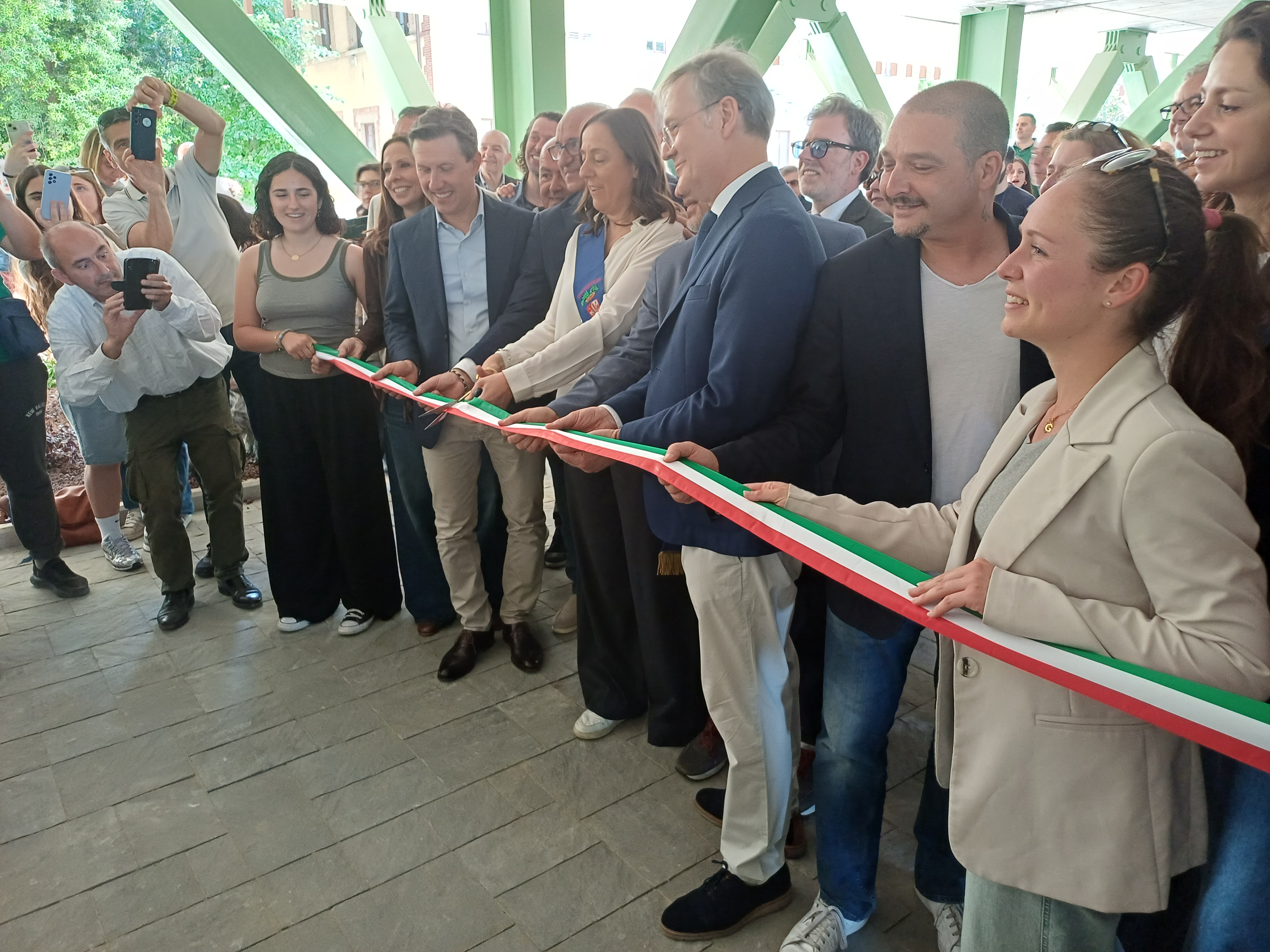 L'inaugurazione della palestra: il taglio del nastro  (foto di Antonello Serino, Met Ufficio Stampa)