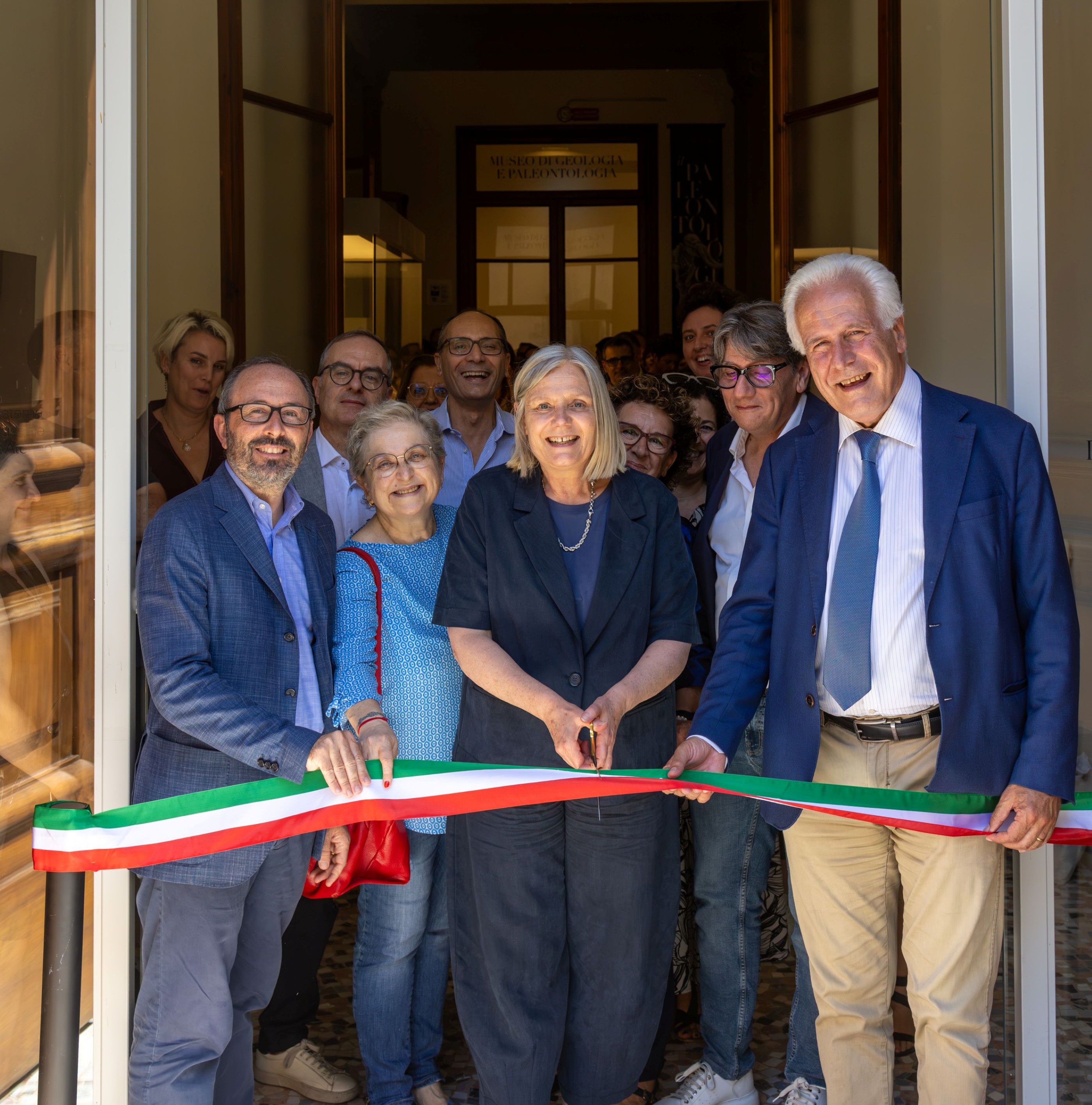  il taglio del nastro: da sinistra l'assessore Dario Danti, la delegata Unifi Frida Bazzocchi, la rettrice Alessandra Petrucci, il presidente del Museo David Caramelli, il presidente della Regione Eugenio Giani (fonte foto comunicato stampa)