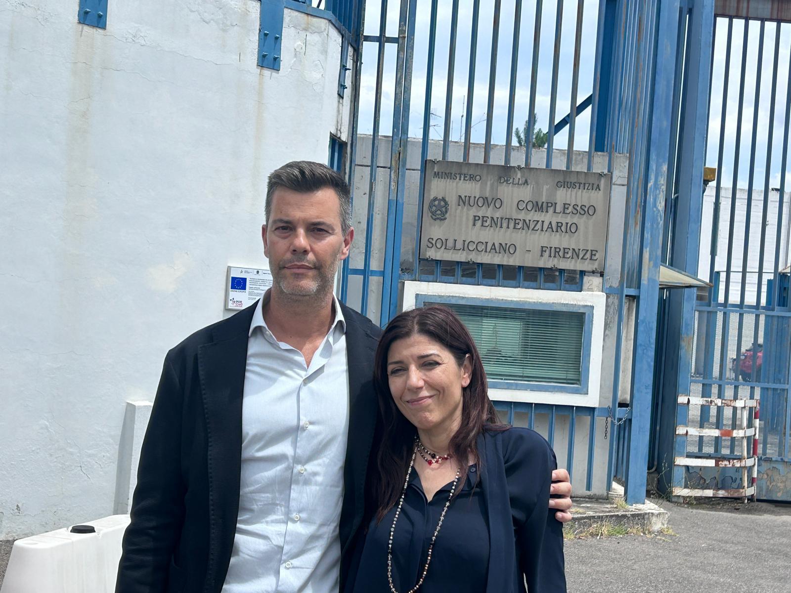 Il carcere fiorentino di Sollicciano. In basso a destra, l'assessora Monni con il direttore generale della Asl Toscana centro Valerio Mari (fonte foto comunicato stampa)