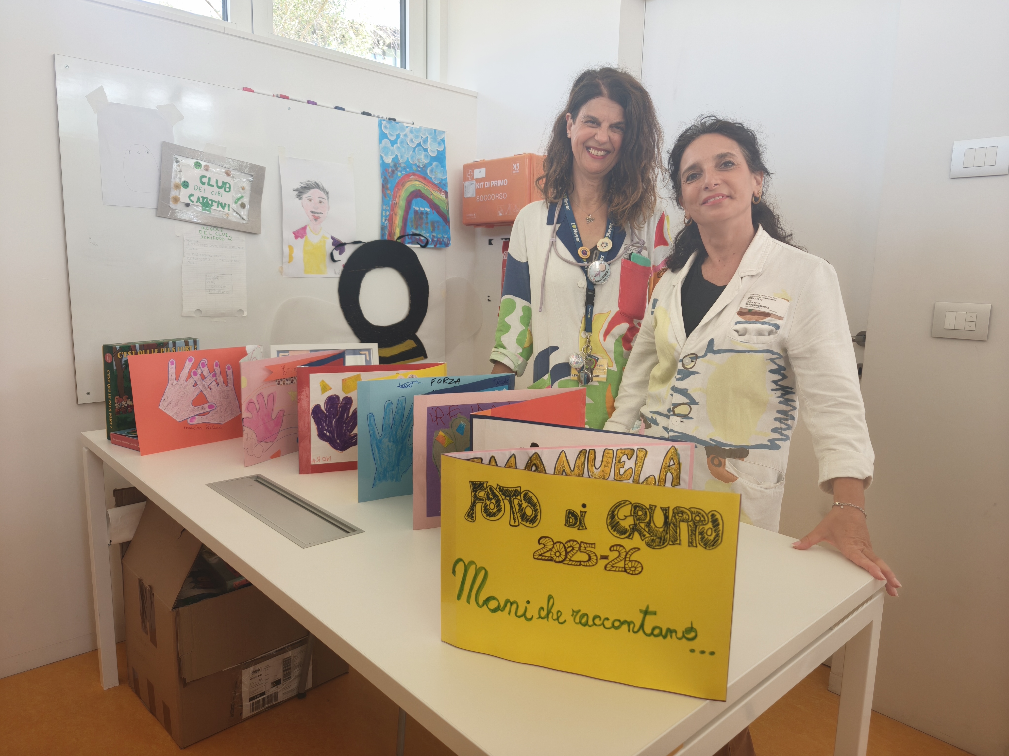 Maestre scuole infanzia AOU MEYER IRCCS foto gruppo lavori alunni (fonte foto comunicato stampa)