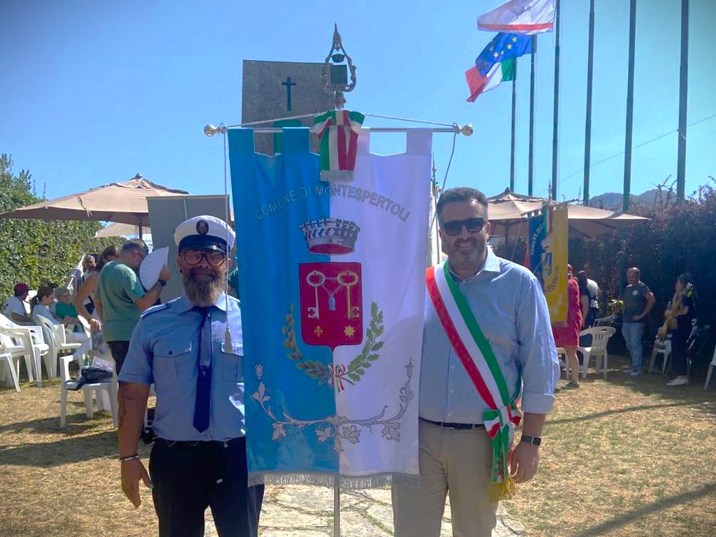 Il Comune di Montespertoli con il gonfalone civico accompagnato dal Sindaco Alessio Mugnaini ha partecipato alla cerimonia per l'82° anniversario dell'eccidio nazista di Sant'Anna di Stazzema (Fonte foto Comune di Montespertoli)